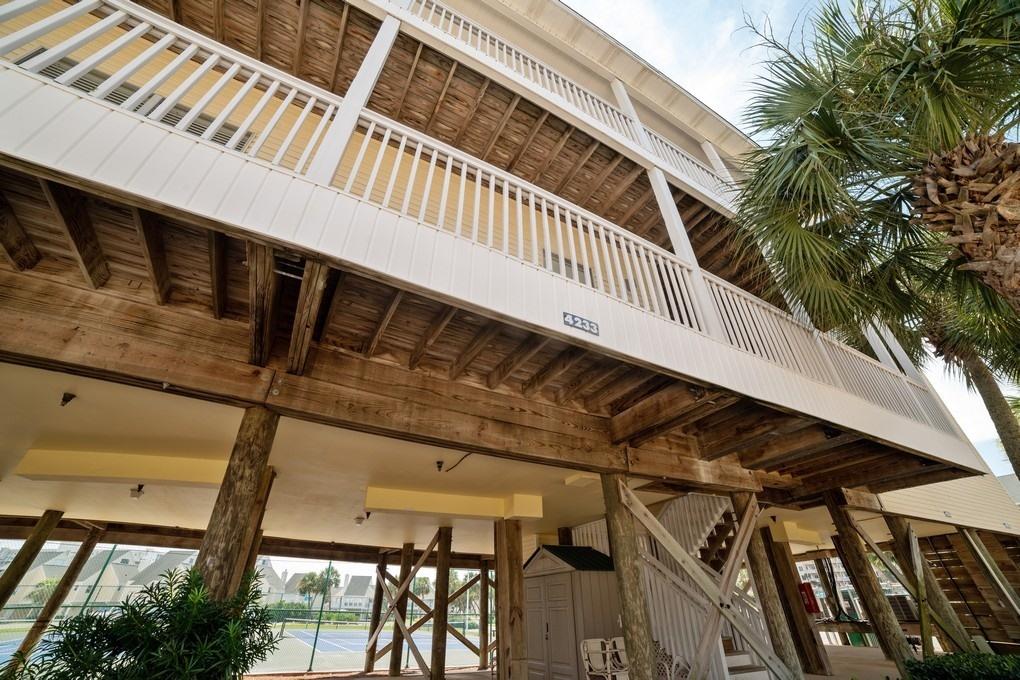 Great opportunity in this lovely condo. 2 bedroom 2 bathroom with balcony.
Hardwood flooring and carpet, open floor plan, updated kitchen with bar, and
updated bathrooms. Will not last! Come take a look today and make an offer.