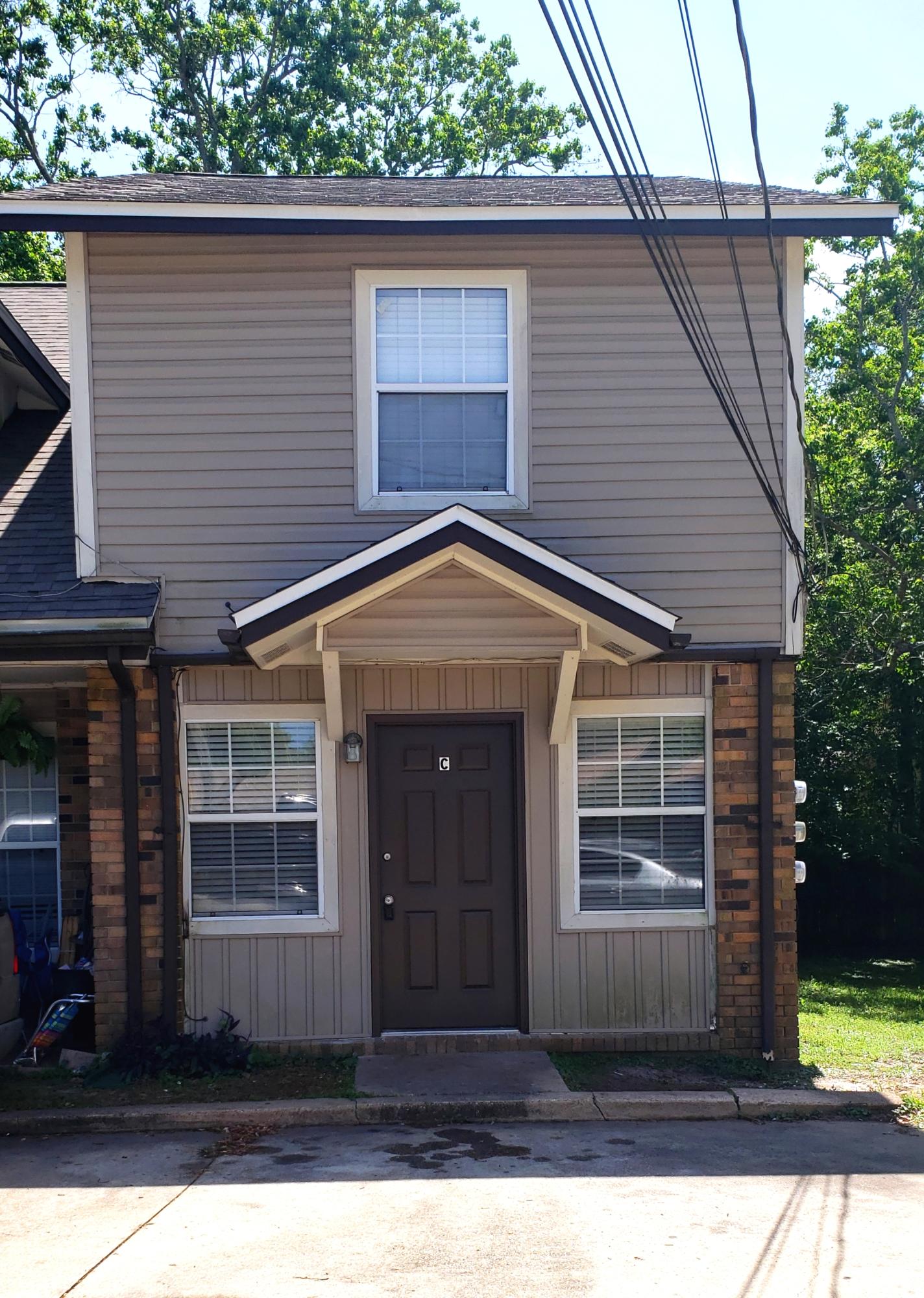 Two story, 2 bedroom townhome located in central Fort Walton Beach. This is an end unit with an inside laundry room! One full bathroom upstairs and a half bath downstairs. Conveniently located between Hurlburt and Eglin. Sorry, owner will not allow pets. Contact our office to schedule a viewing.