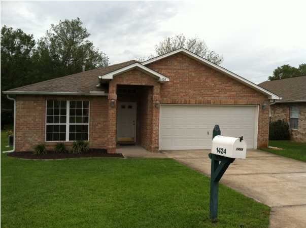 AVAIL: 3/11. Pets allowed upon Owners approval & w/ a $250-500 nonrefundable pet fee depending on pets. Flexible S/D = to 1 mo. rent: can be made in 2 mo. install. if qualified. WOW! Dont miss out on this beautiful home! GATED SECURITY ENTRANCE! Open living/dining/kitchen combo w/ vaulted ceilings. Other noted features include: gas fireplace, bkfast bar, kitchen center island & split bedrm plan. Master has dual vanity sink, garden tub & walk in closet. Covered patio off back of home. Lawn pump/sprinkler system on timer for easy lawn care. Very private backyard w/ tall white vinyl fencing. Great neighborhood/BWB location! Become a member at BWB Country Club/Marina for an addt'l fee to take advantage of the extra amenities they offer. Call to see today!