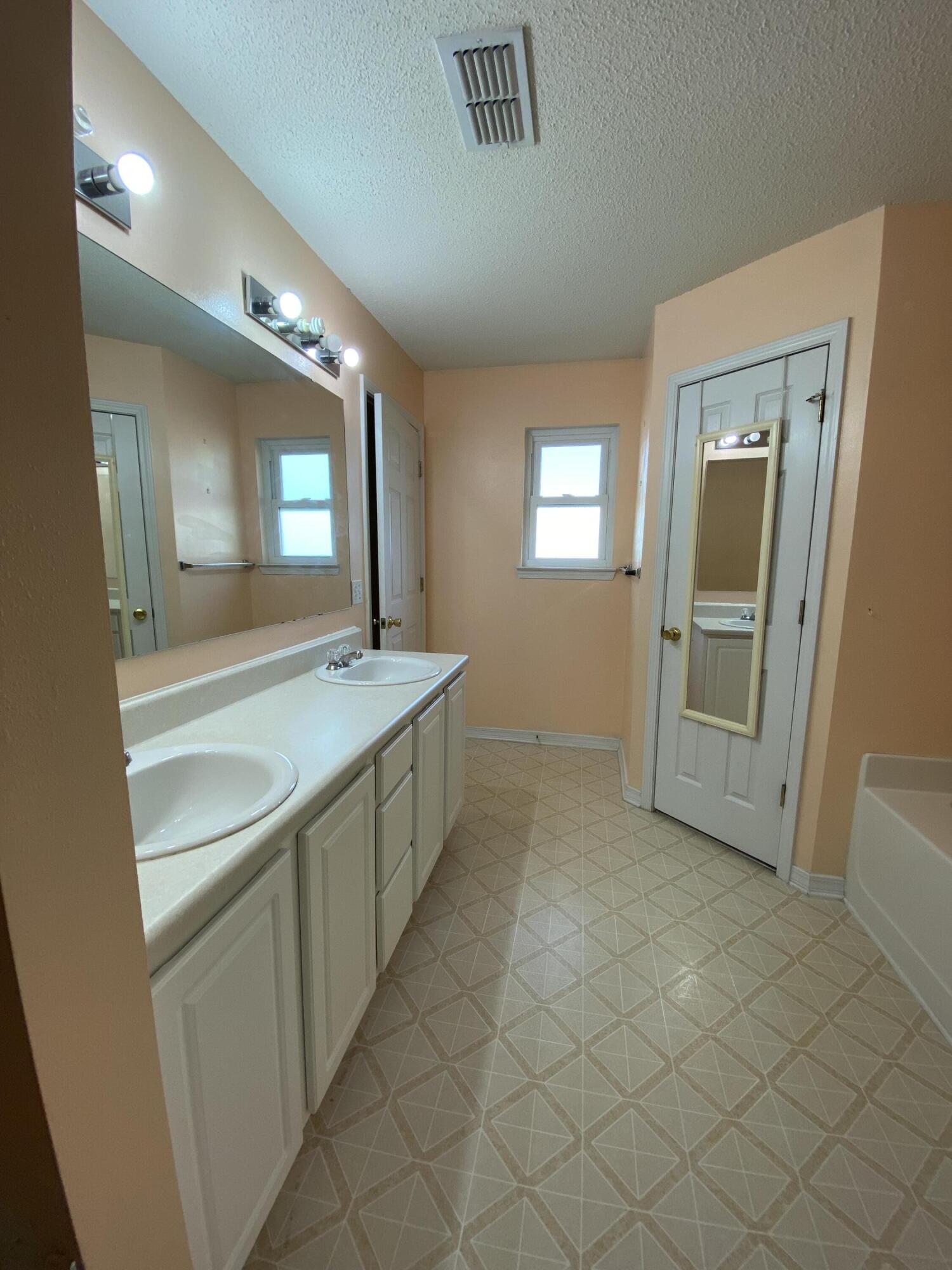 COUNTRYVIEW EST 10TH ADD - Residential Lease