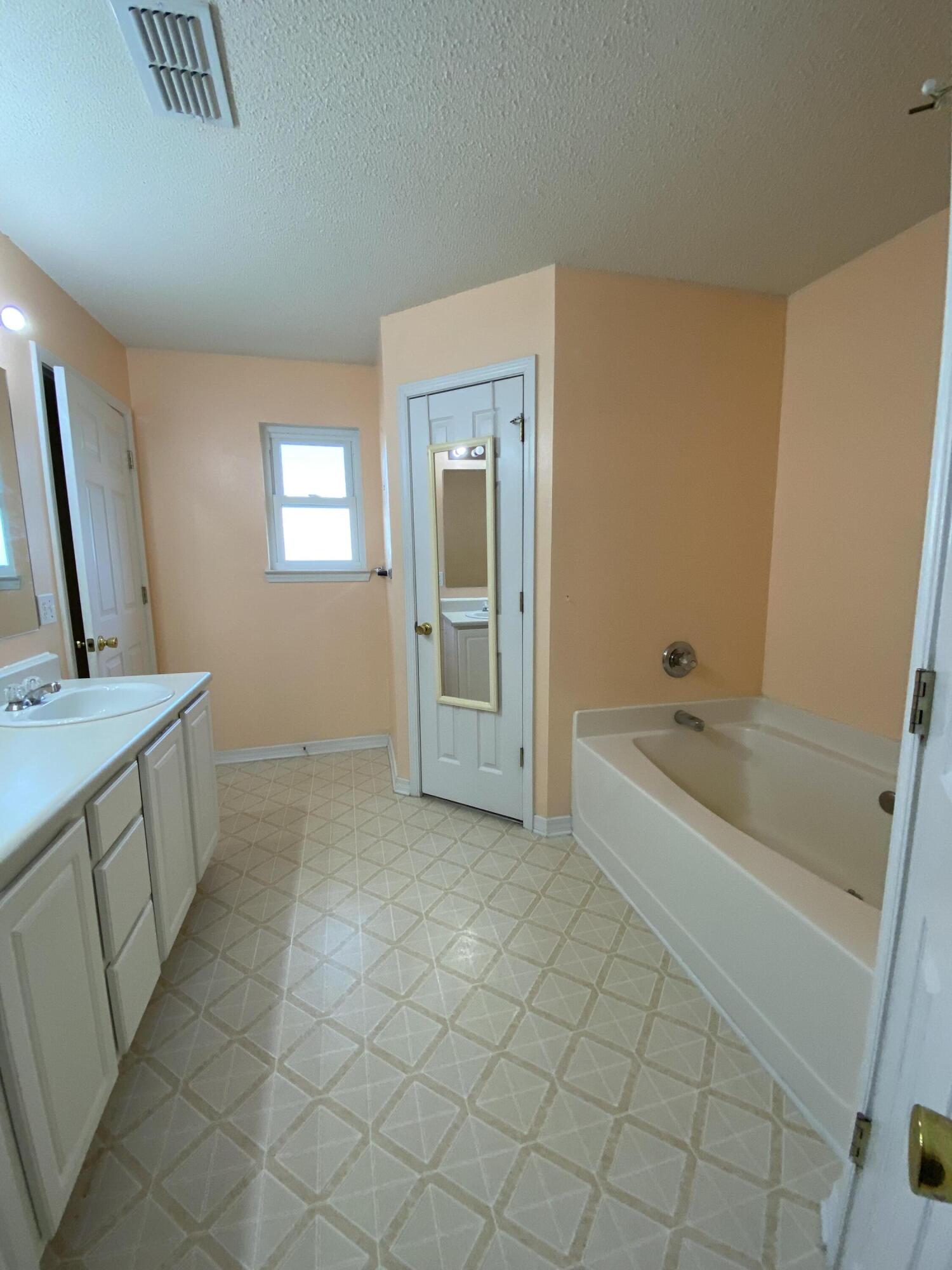 COUNTRYVIEW EST 10TH ADD - Residential Lease
