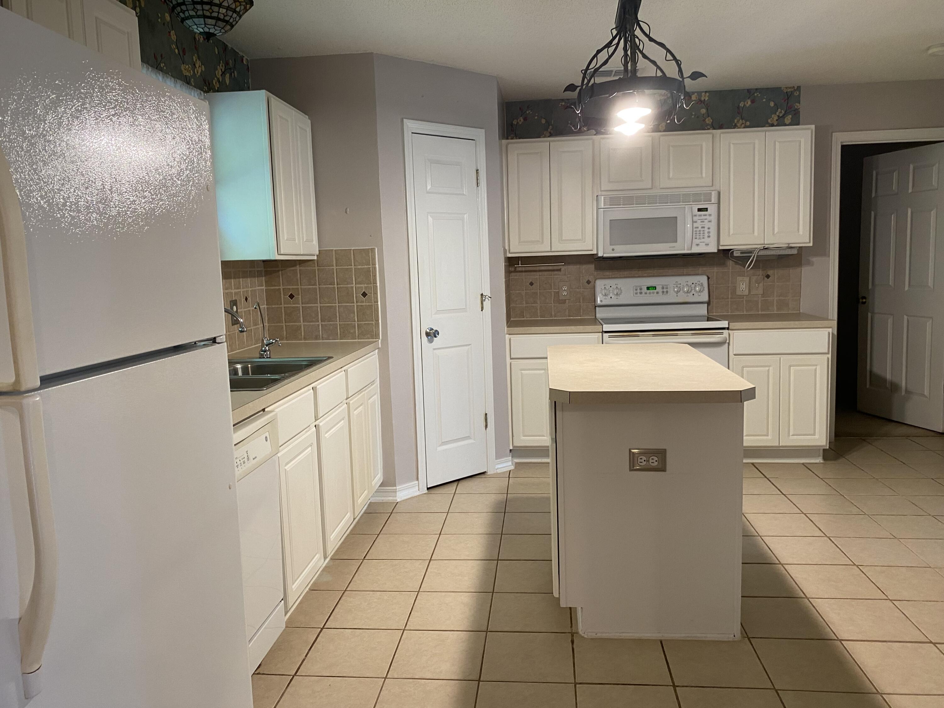 COUNTRYVIEW EST 10TH ADD - Residential Lease