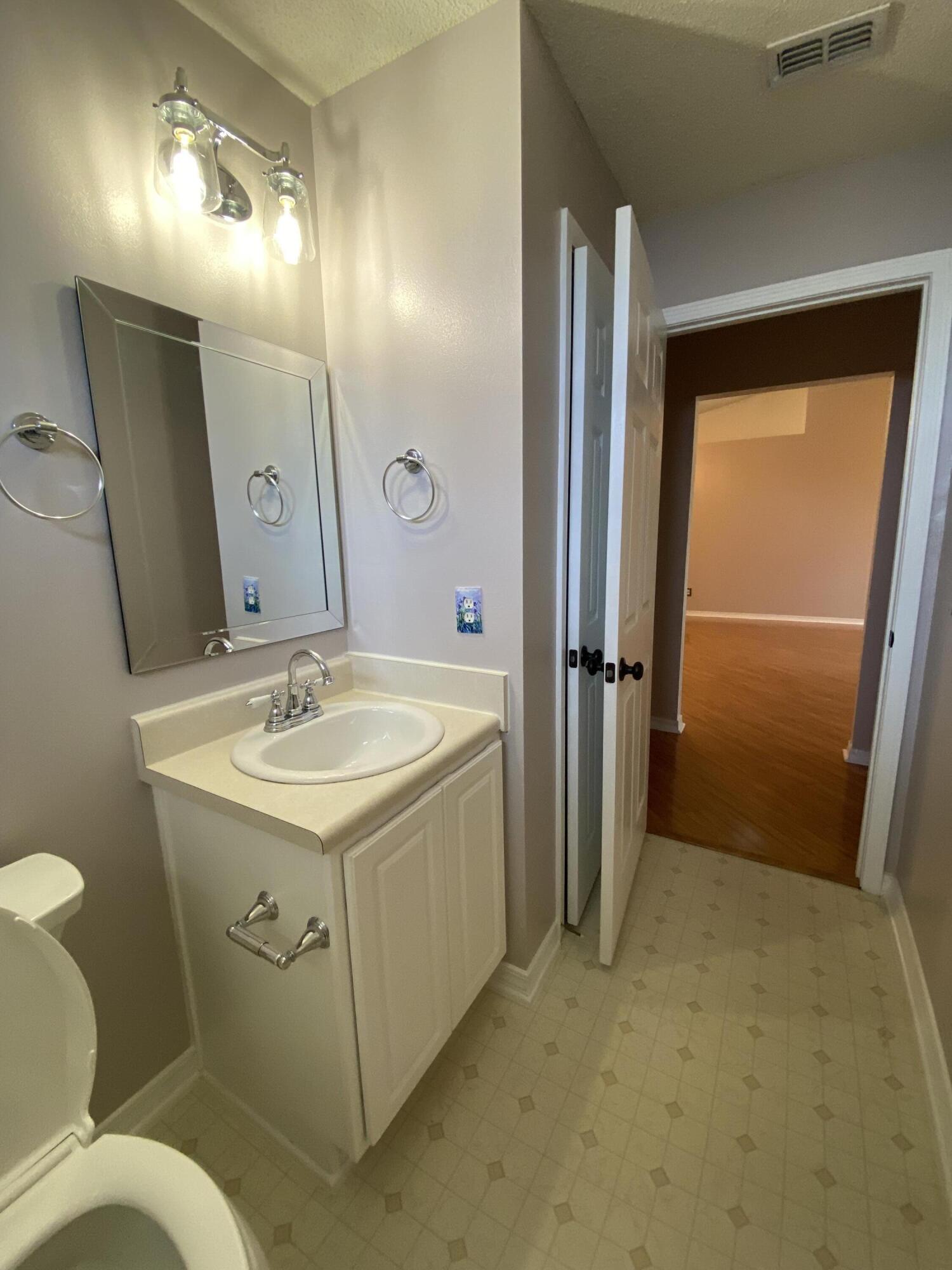 COUNTRYVIEW EST 10TH ADD - Residential Lease