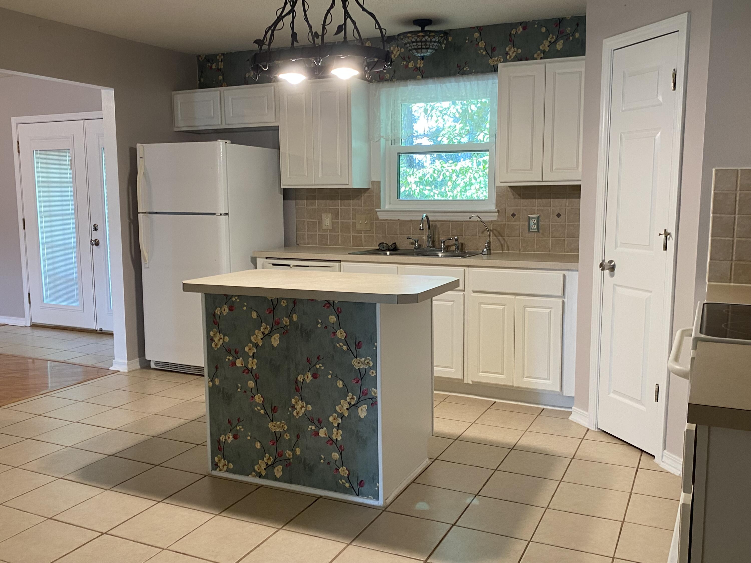 COUNTRYVIEW EST 10TH ADD - Residential Lease