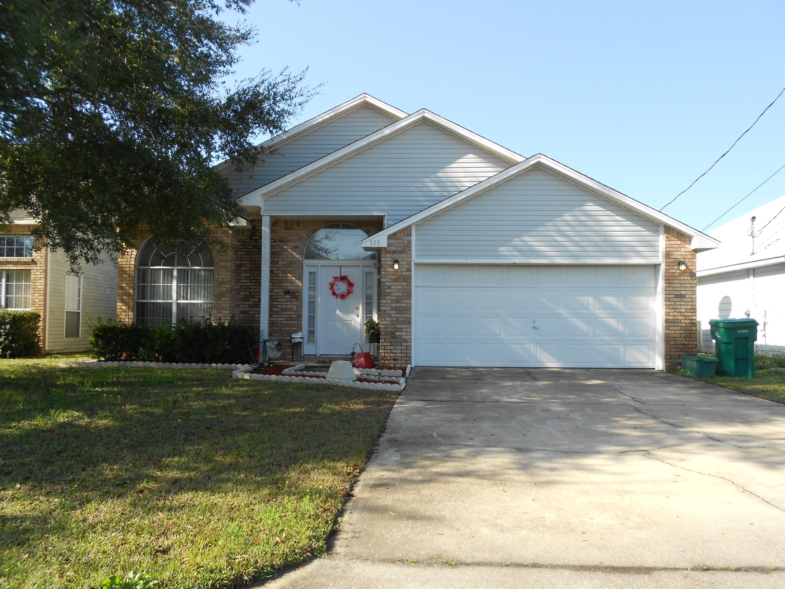 VERY SPACIOUS FLOOR PLAN WITH FORMAL LIVING/DINING COMBO. FAMILY ROOM WITH FIREPLACE. OPEN KITCHEN WITH ISLAND BAR. GREAT MASTER SUITE.