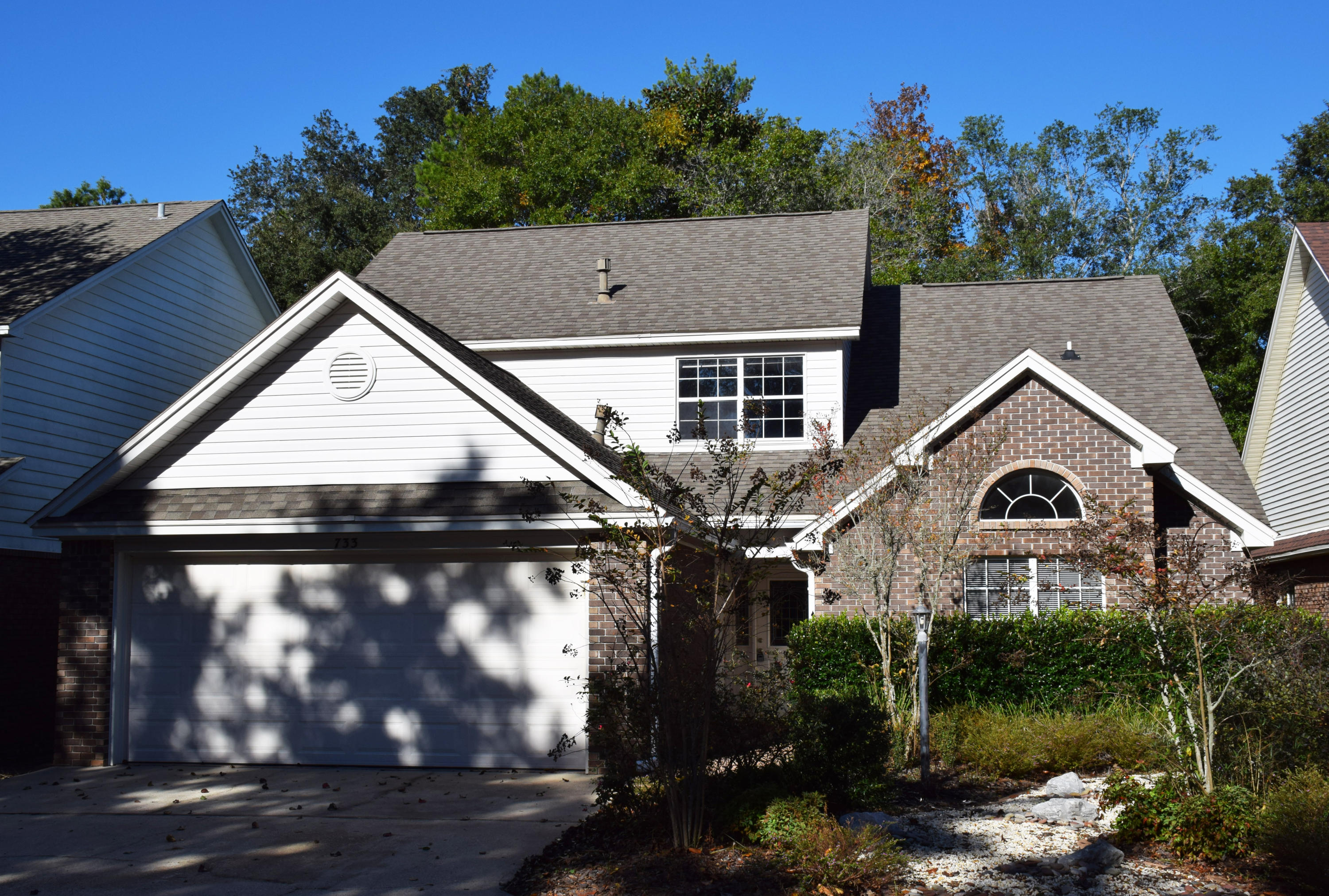 So much to love! So much to look forward to right here at 733 Putter Drive in Fairway Lakes! Begin with the welcoming brick and vinyl exterior accented by easy-care landscaping and a picket-fenced backyard. Take the paver walkway to the front door and open it into the spacious foyer where you will happily welcome family and friends! You'll feel instantly at home with this custom designed interior (this is NOT a standard FWL design). Designed for an active lifestyle with a large friendly kitchen featuring lots of cabinets, counter space, a cooking island, a desk, and large breakfast area. The family room features a soaring ceiling, lots of windows, & built-in bookshelves. There's a wet bar,a tiled Florida room, and a lovely dining room as well--perfect for entertaining a couple or a crowd. The first-floor master suite offers a pleasant sitting area topped by an arched window, a cathedral ceiling, & spacious tiled bath with a large walk-in closet. On the way upstairs, you'll pass a set of recessed glass display shelves perfect for your family photos and memorabilia. At the top of the stairs,which are brightened by a large skylight, you'll find 3 additional bedrooms and a study. The large Jack and Jill bathroom opens directly into the 2nd and 3rd bedrooms.  BR #4, just down the hall,  accesses the bath from the hall.  The study/computer space has a closet perfect for your family files and school supplies.  This is a perfect spot for "homework" for both kids and adults!

Practical facts:  
1. Dimensional shingle roof - 2006
2. Hot water heater - 2006
3. Microwave - 2012
4. Refrigerator works but conveys "as is"
5. Security system installed.  Buyer will need to activate it.
6.  Tongue-and-groove wood floors in foyer, hall, and dining room

This home has a flexible floorplan which can work for so many lifestyles!  Be sure to see it soon!