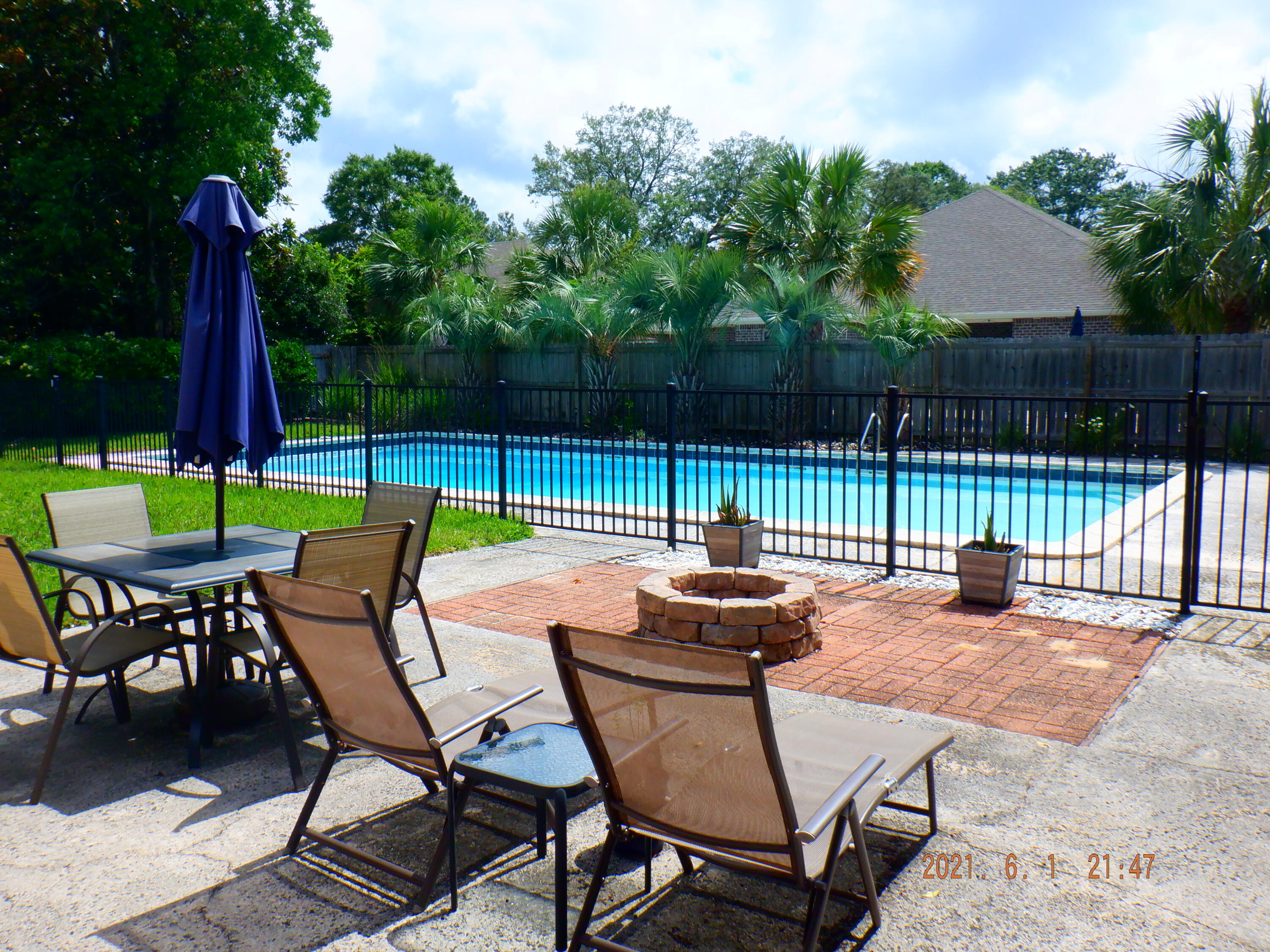 COUNTRY CLUB ESTATES 1ST ADDN - Residential Lease