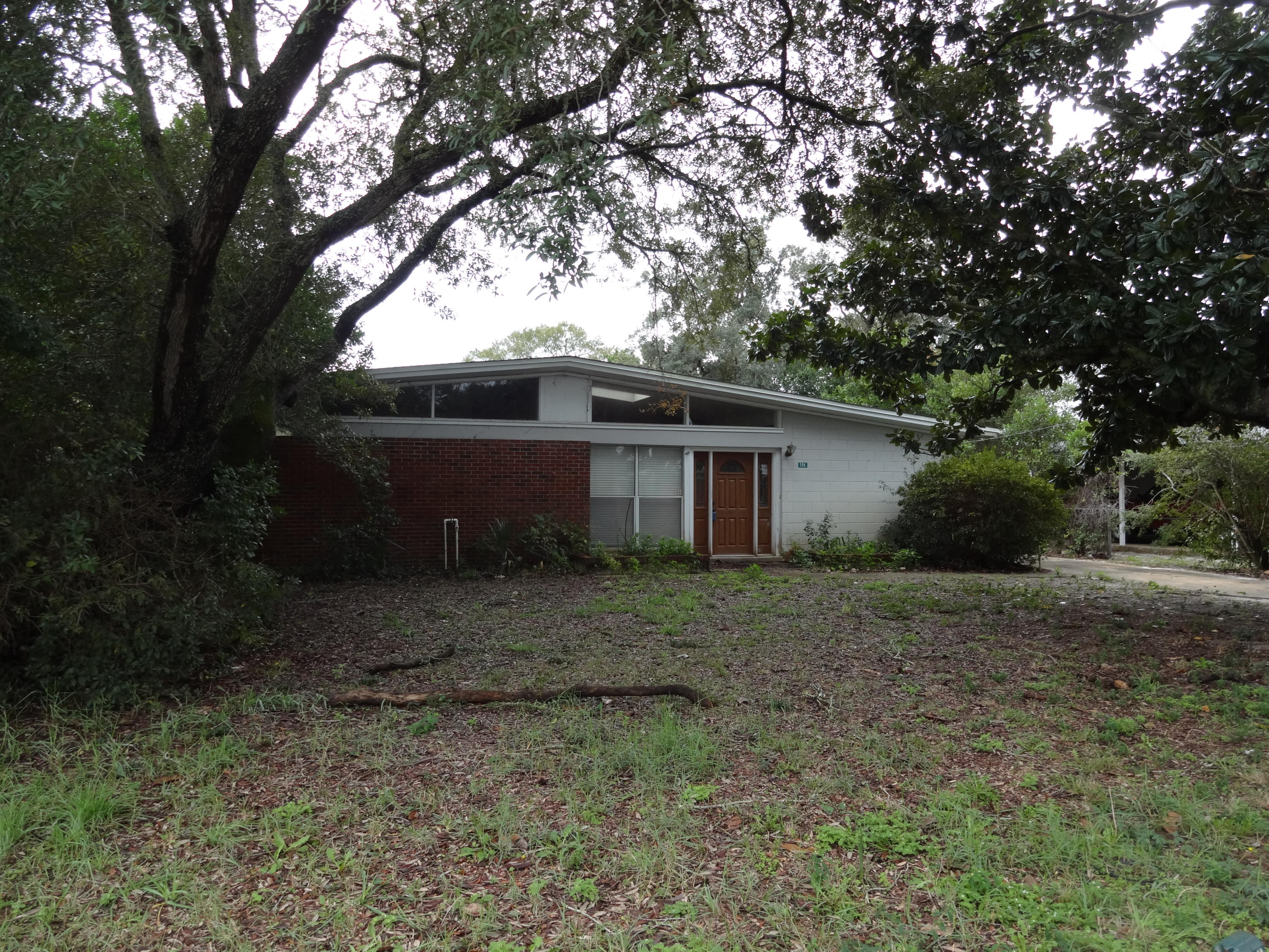 Short Sale Opportunity to purchase a 3 bedroom 2 bath home convenient to downtown Fort Walton Beach, shopping, schools and Bases. Updated kitchen has new cabinets, counters, and some appliances. Unique windows plus skylight allow plenty of natural light in large 25'X 12' living room. Open dining area and bonus/den/office/space 14'x 14' with closet just off the living room. Separate laundry/mud room just off the kitchen leads to side yard. Private back yard and home is located on a quiet street. Don't miss an opportunity to see this home today!