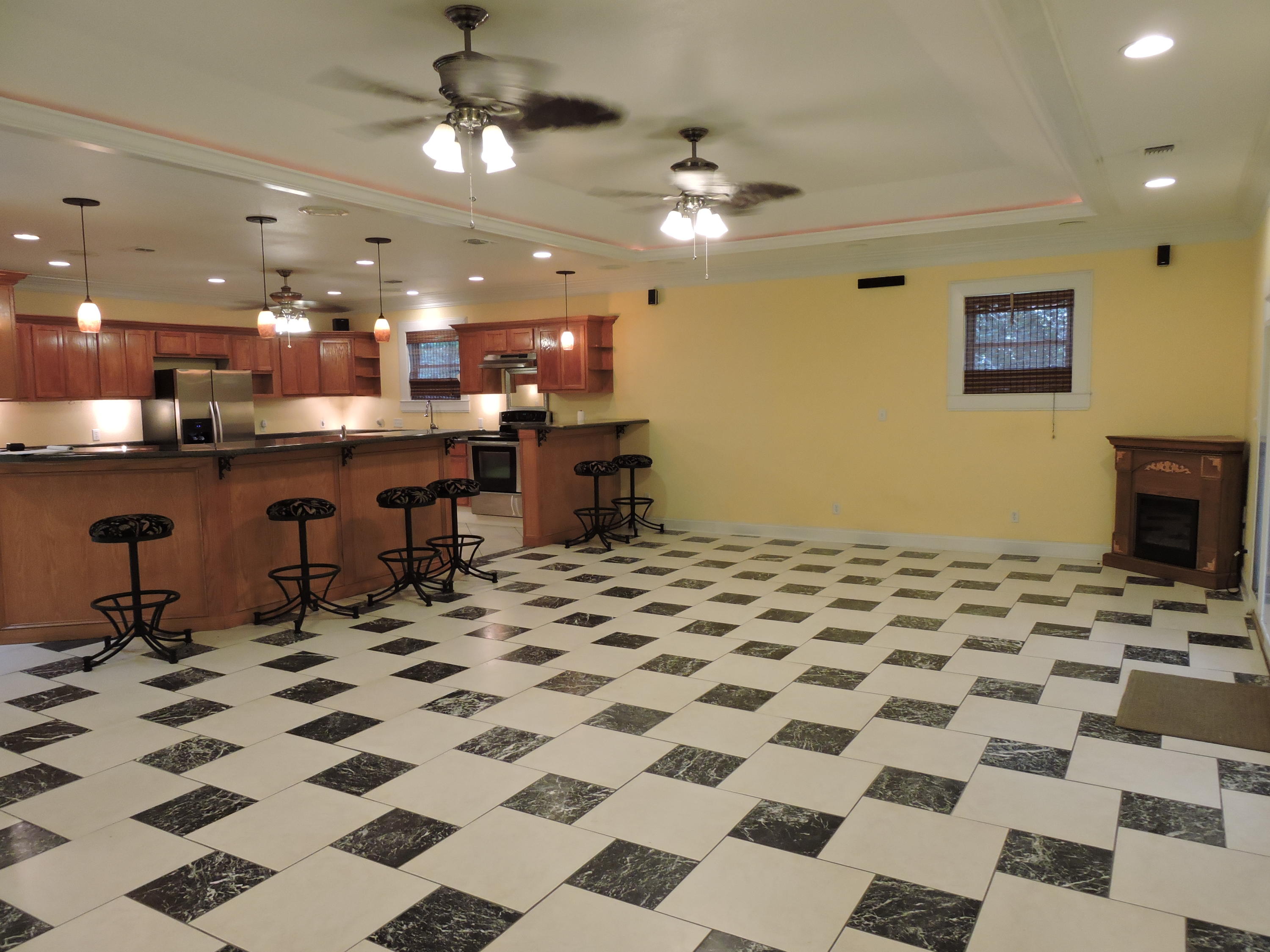 COUNTRY BREEZE ESTATES - Residential Lease