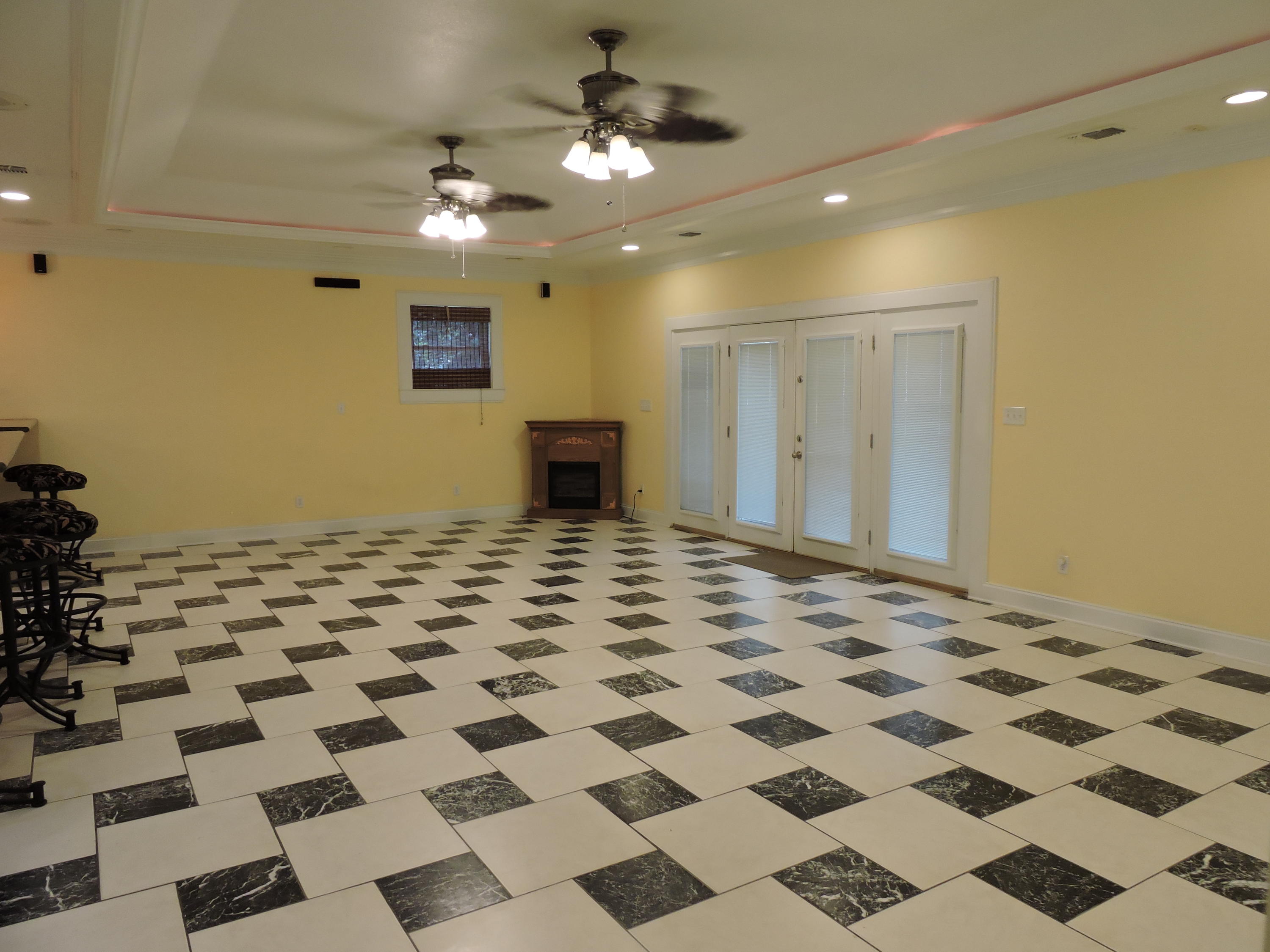 COUNTRY BREEZE ESTATES - Residential Lease