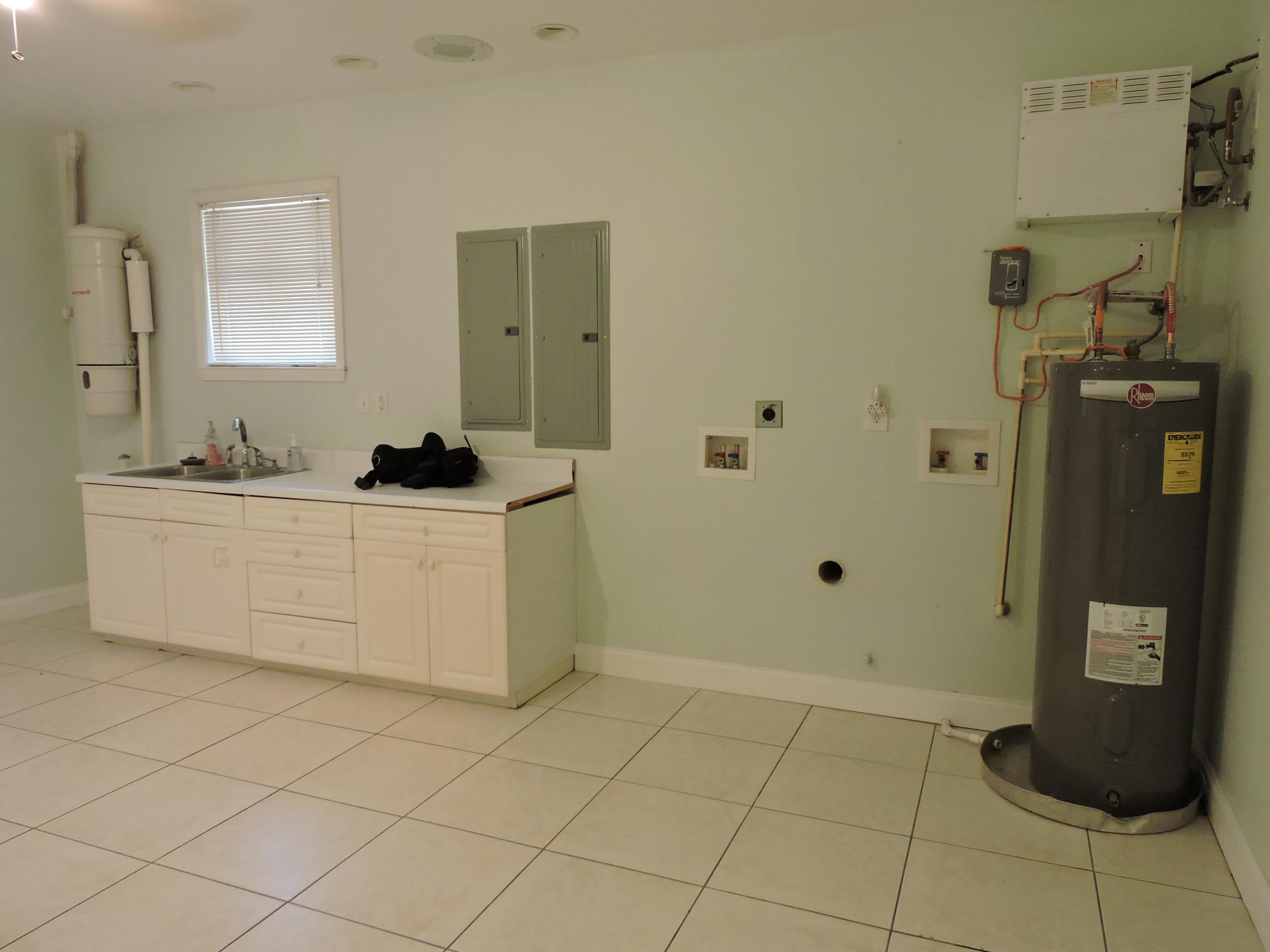 COUNTRY BREEZE ESTATES - Residential Lease