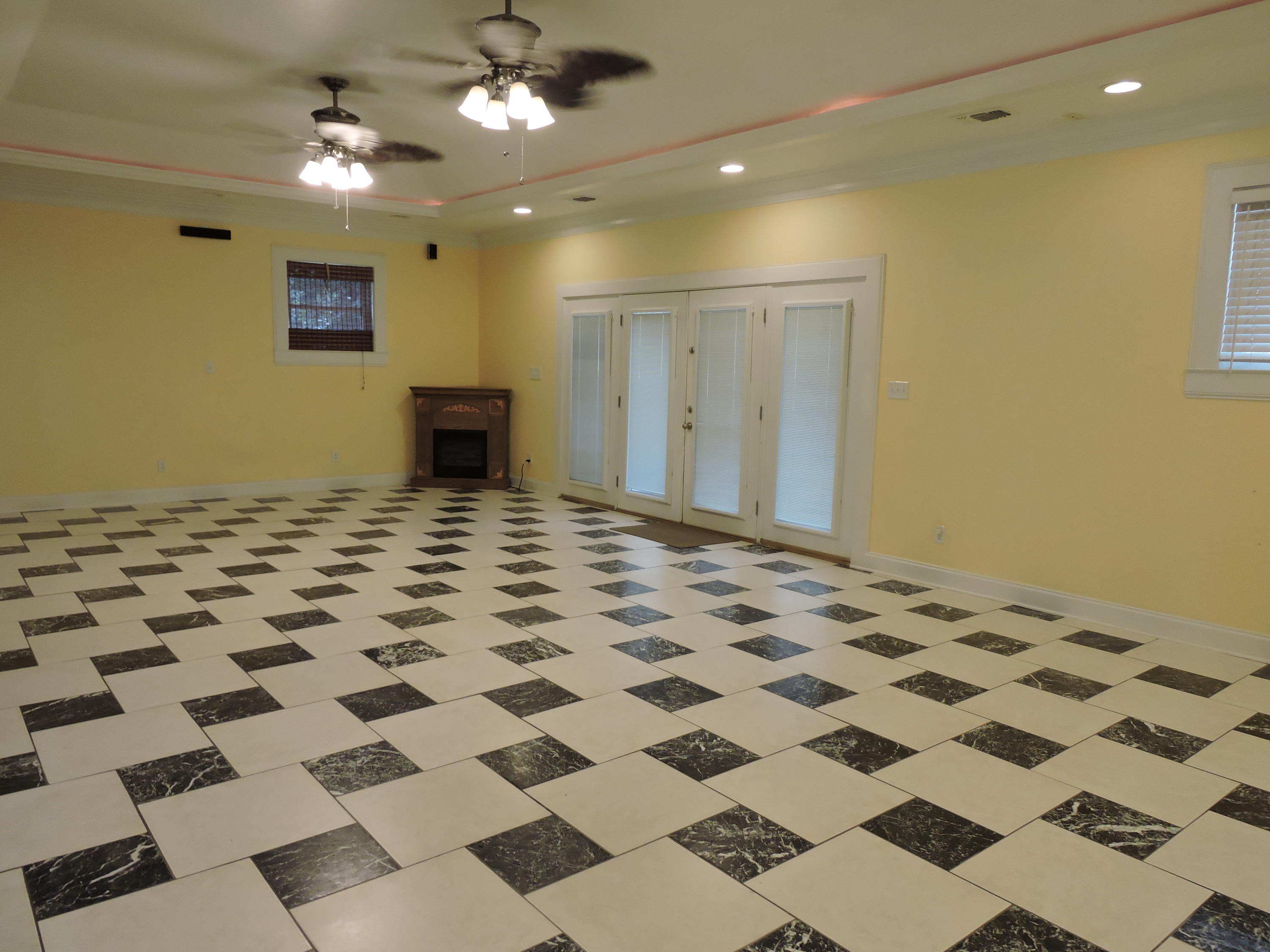COUNTRY BREEZE ESTATES - Residential Lease