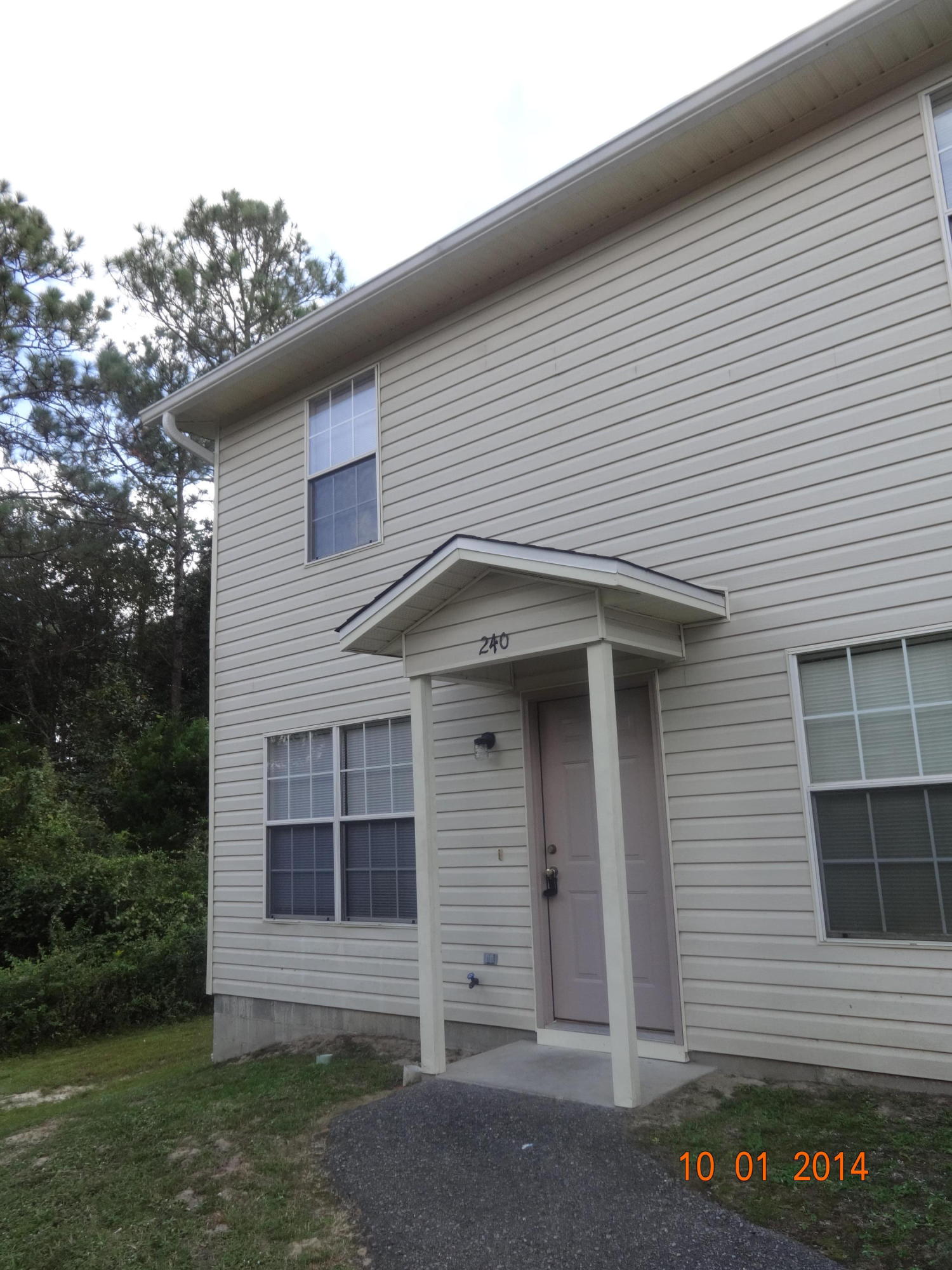 2BD/1.5BA TOWNHOME CENTRALLY LOCATED IN TOWN, LAWN SERVICE AND QUARTERLY PEST CONTROL PROVIDED BY OWNER. NO PETS ALLOWED