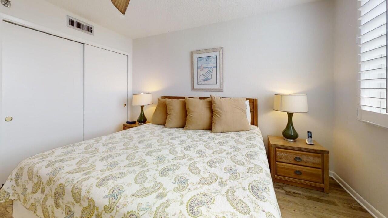 ISLANDER CONDO PH 2 - Residential