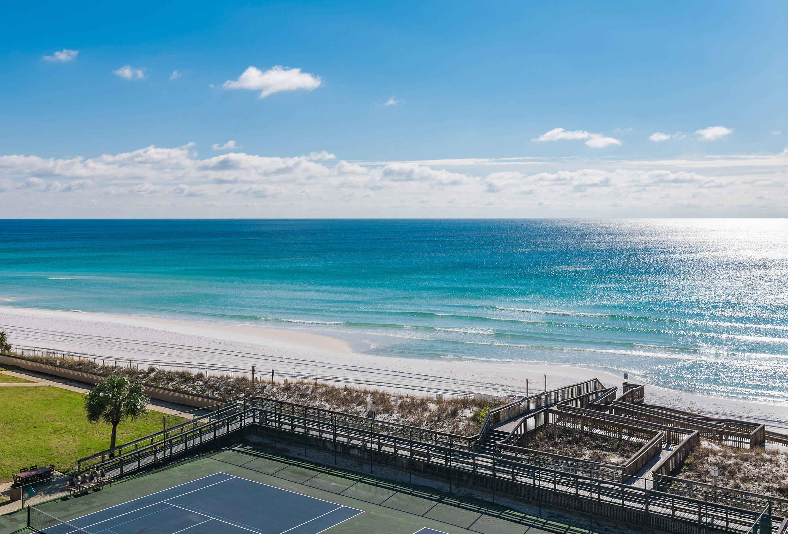 HOLIDAY SURF & RACQUET CLUB - Residential