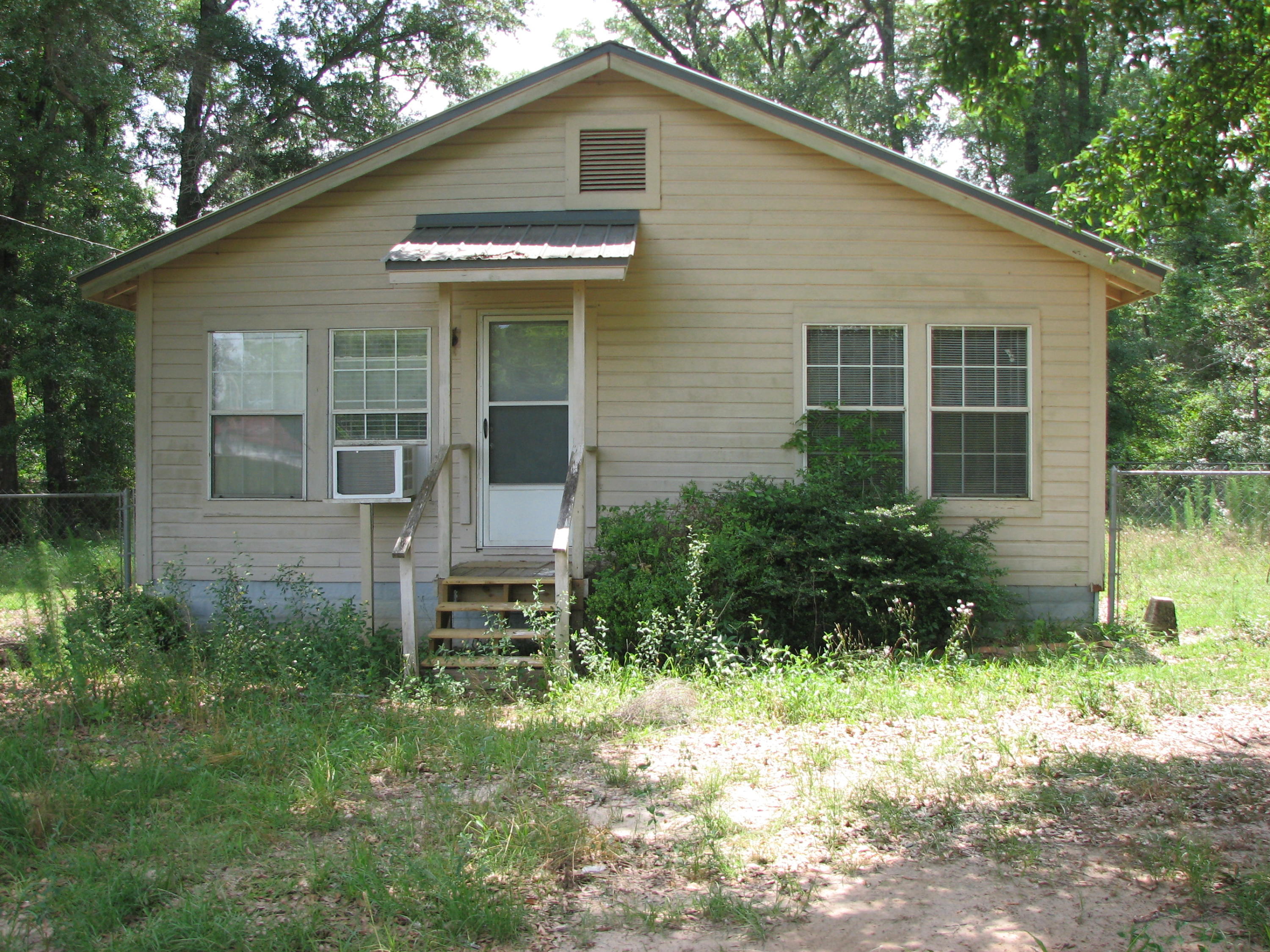This 2 bedroom 1 bath country farm house on 1 acre is very private with tons of trees. Credit check required, no pets.