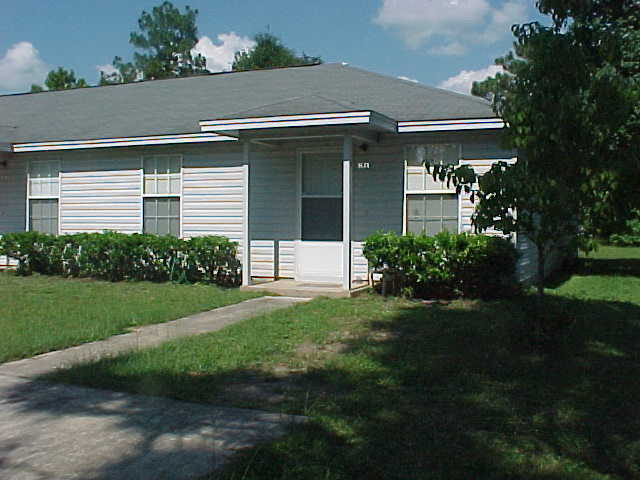 You'll want to see this well kept 2BR/1BA triplex unit w/ off-street parking, back patio, w/d hook up, and more. Call today to set up showing.