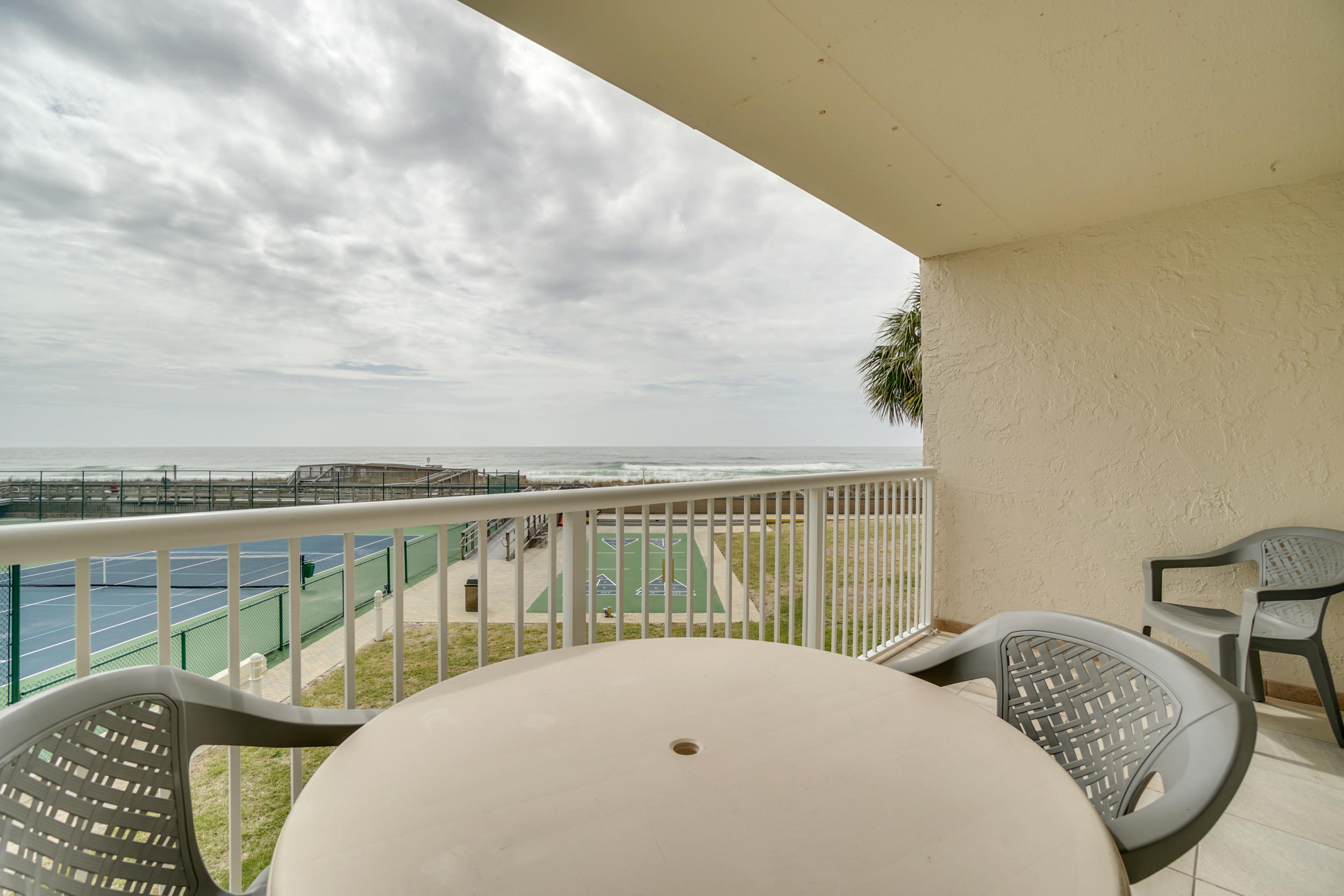 HOLIDAY SURF & RACQUET - Residential
