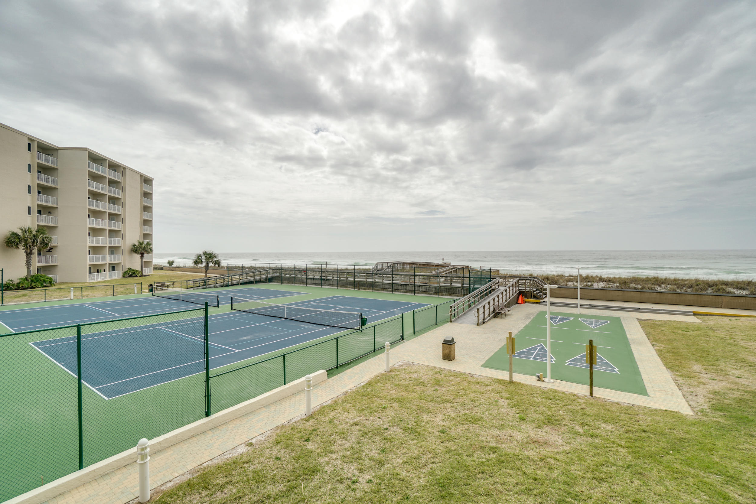 HOLIDAY SURF & RACQUET - Residential