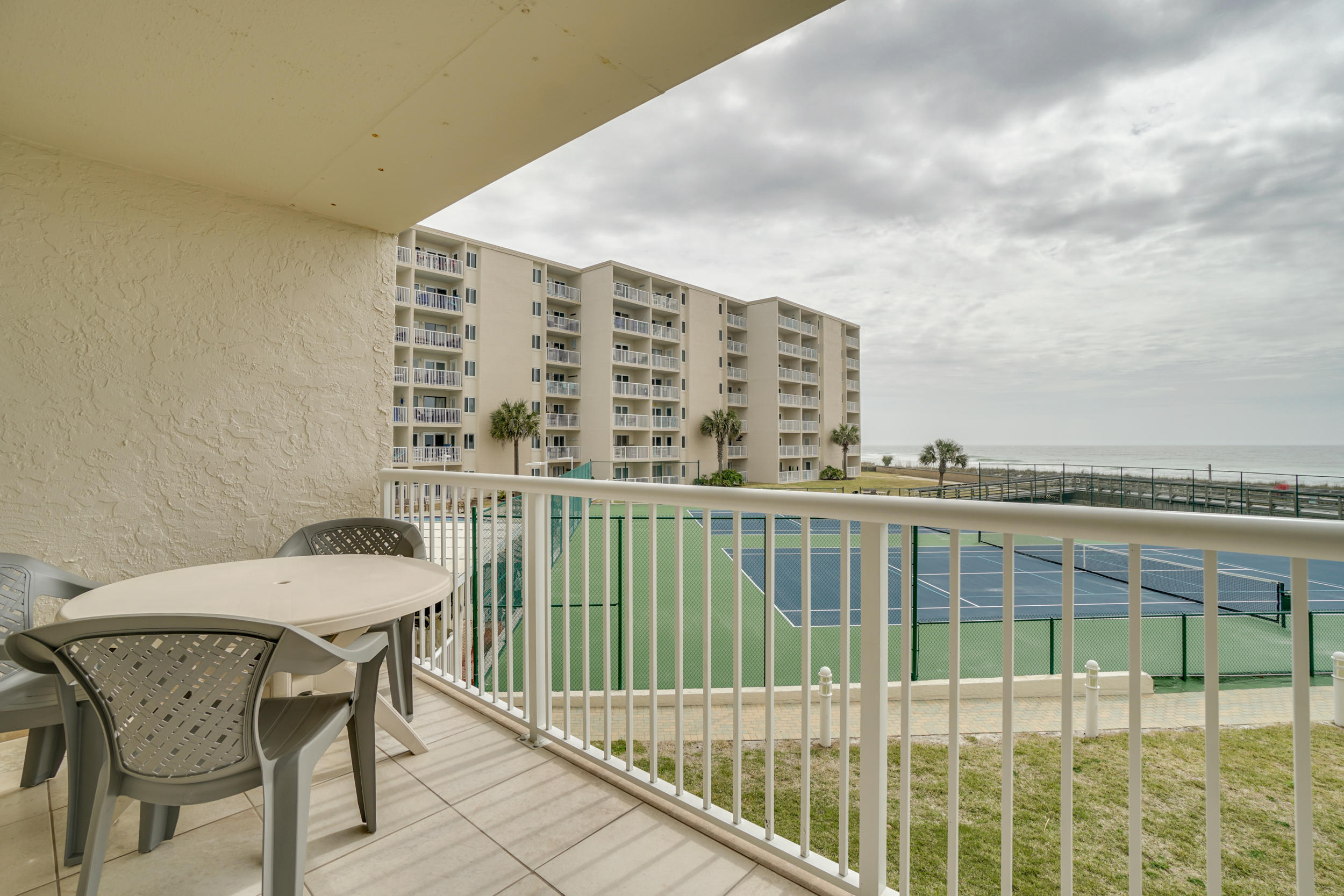 HOLIDAY SURF & RACQUET - Residential