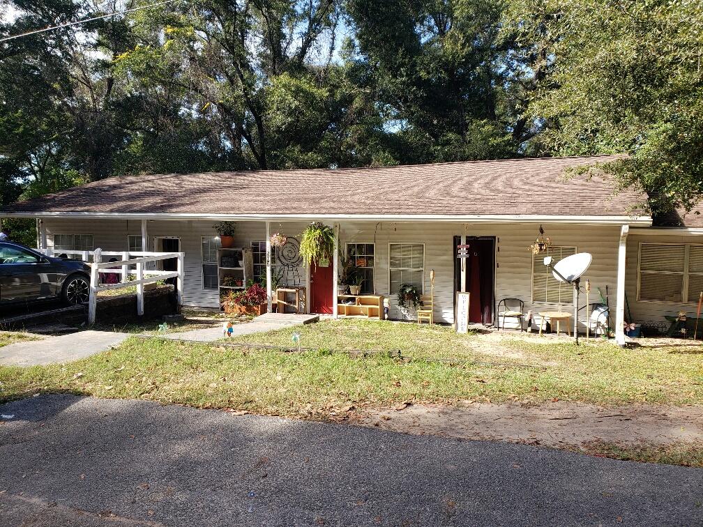 Triplex  with  one bedroom  unit one bath renting for one for ( $400 B)( C$ 530) unit A  2 bedroom with one renting for $530.  Nice yard