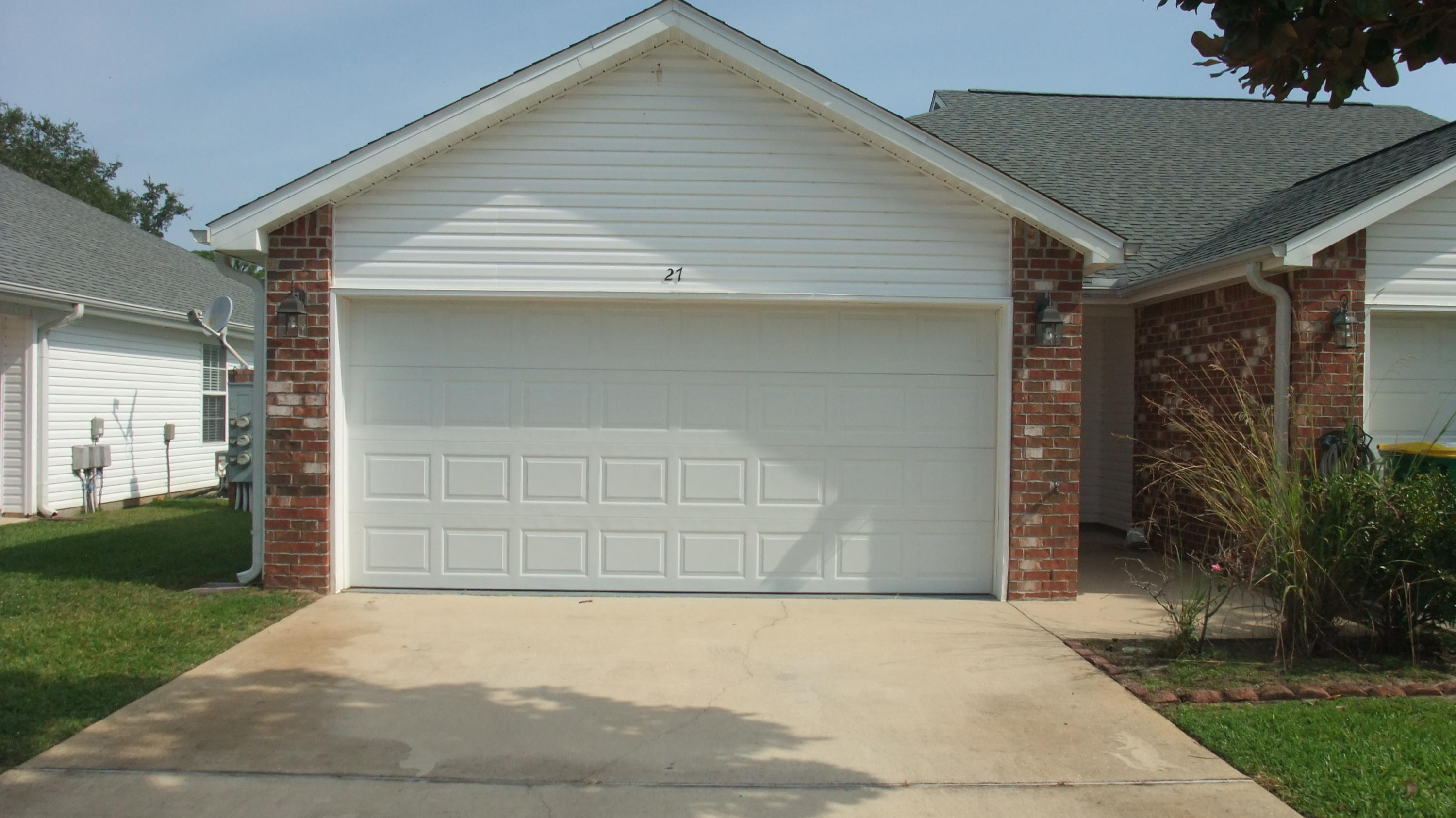 COME LIVE IN THIS SUPER ONE STORY TOWN HOME, WITH TROUBLE FREE VINY SIDING. CONVENIENTLY LOCATED IN MARY ESTHER JUST OFF HWY 98 EAST OF HURLBURT NEAR SHOPPING, SCHOOLS AND ALL BASES. ONE STORY TOWN HOME WITH OPEN FLOOR PLAN WITH 2 CAR GARAGE, TILE THROUGHOUT, A COZY BACK PORCH FOR RELAXING, 2 LARGE BEDROOMS, AND KITCHEN EQUIPPED WITH MICROWAVE, GLASS TOP STOVE, DISHWASHER, AND REFRIGERATOR W/ICE MAKER. A VERY SPACIOUS DINING OFF THE KITCHEN AND HAS A LARGE LIVING ROOM. MASTER BEDROOM WITH WALK IN CLOSET WITH DUAL VANITIES TUB/SHOWER COMBINATION. A PRIVATE ENTRANCE OR THROUGH THE GARAGE. NO HOA BUT THE LAWN PUMP EXPENSES ARE SHARED. LISTING AGENT IS RELATED TO SELLER.
