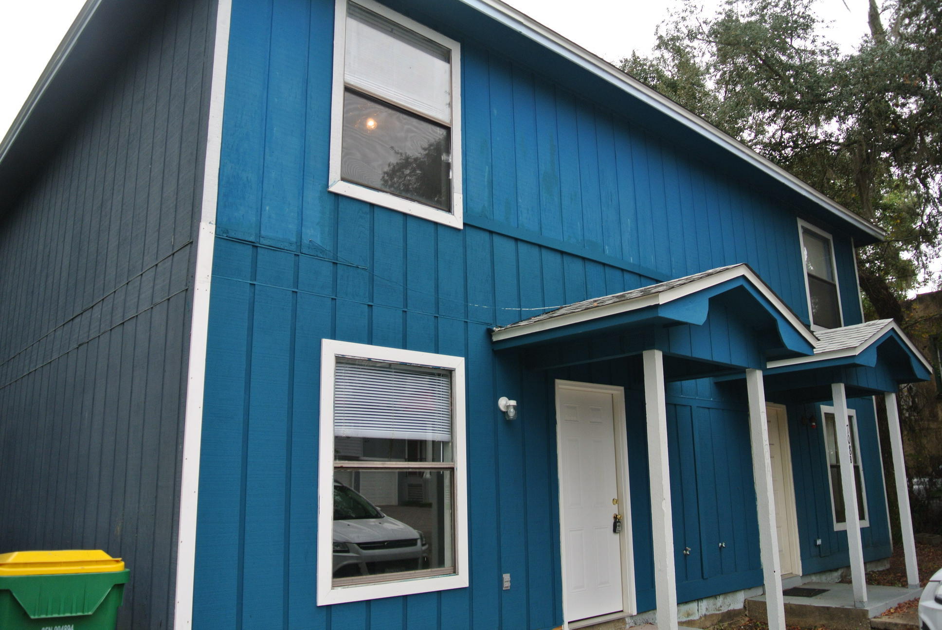 AVAILABLE NOW!!! Heart of Niceville Townhouse with great layout and excellent price! Home offers a large living room, eat-in-kitchen, laundry room and half bath on the main floor. Upstairs, you will find 2 nicely sized bedrooms with large closets and a bathroom. The backyard offers a covered patio and privacy fence. Sorry, no indoor smoking. Pets may be approved with a $400 non-refundable pet fee.