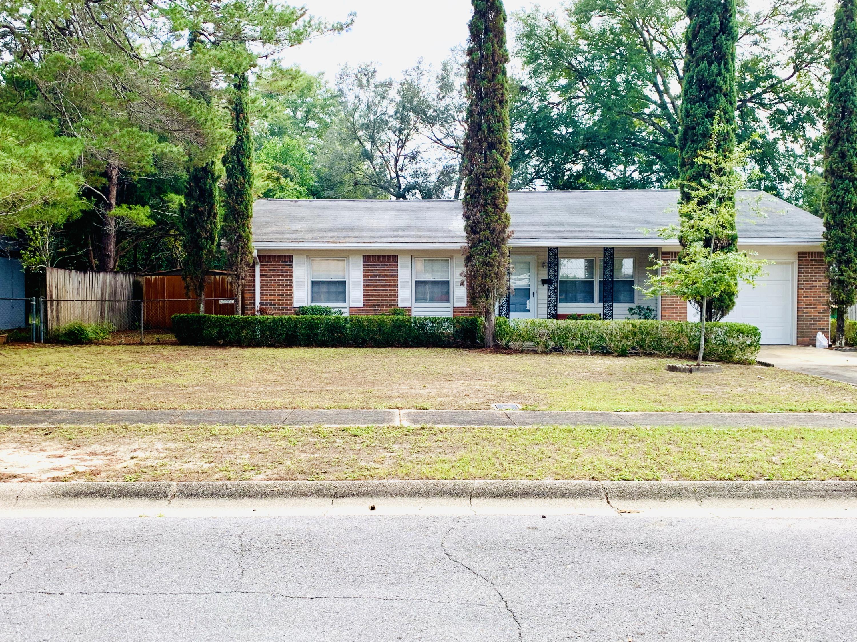Great home in the heart of Niceville! This home offers abundant living space to fit everyone's needs including formal living room, central kitchen with granite counter tops & large pantry, spacious family room, large indoor laundry room with extra storage, and the cherry on top... screened in 15 X 30 pool with new liner! Home also features outside storm windows and 2 inch blinds. Conveniently located with easy commute to schools, shopping and military bases. Washer and Dryer are not warranted.
Buyer to verify anything deemed important including, but not limited to, lot size, room dimensions and sq/ft