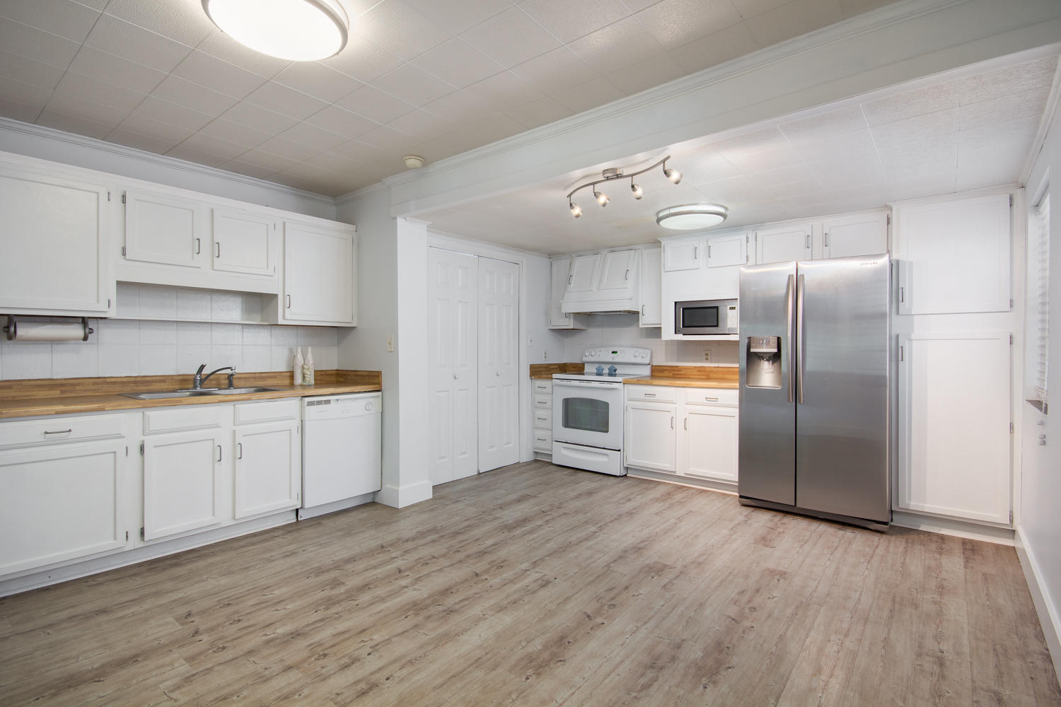 ELLIOTTS POINT - Residential