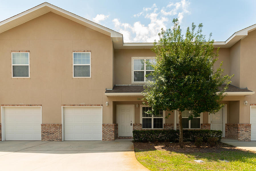 Less than 2 minutes to Hurlburt Field's Back Gate. Also, close to Eglin AFB. Luxury vinyl planking flooring downstairs. New paint throughout.  Granite in kitchen with stainless appliances and island. Bathrooms have granite also. HOA provides lawn care. 
No pets allowed. NO smoking inside home or garage.