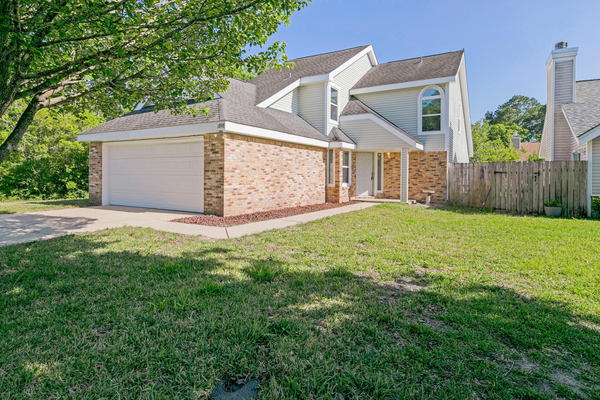 This house is move in ready and is conveniently located in Fort Walton Beach. Cathedral ceilings and lots of natural light in the living room.  Nice sized yard that is great for kids and pets.  The roof was replaced in 2014 and a new HVAC in 2015. 
Granite counter tops and stainless appliances in the kitchen. Buyer to verify all information. Owner is in the house until mid May. Showings available with at least 2 hours notice.