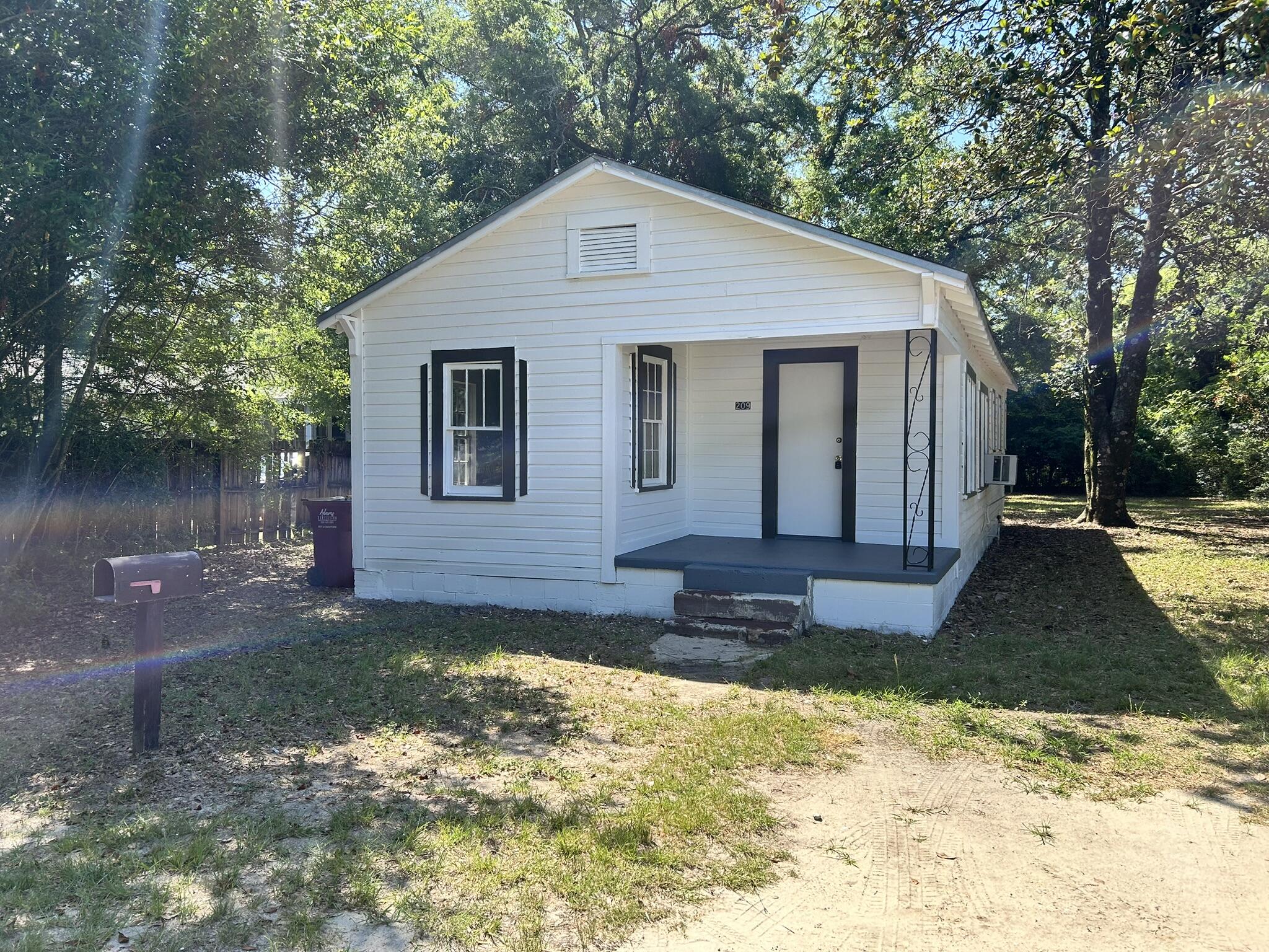 Centrally located in Crestview. This cute home has been recently updated with new paint, flooring and Heat/Air unit.