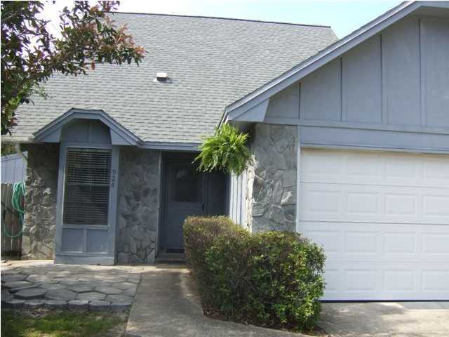 Enjoy the many features this spacious home has to offer. This home is located on a cul de sac and offers a split floor plan with a master suite and additional access to the glassed- in, heated and cooled Florida room. The living All Coastal Realty Services residents are enrolled in the Resident Benefits Package (RBP) which includes renters insurance, HVAC air filter delivery (for applicable properties) and our best-in-class resident rewards program, and much more! More details upon application.  Small pets allowed after pet screening and payment of non-ref pet fee.  Avail Aug 14!
