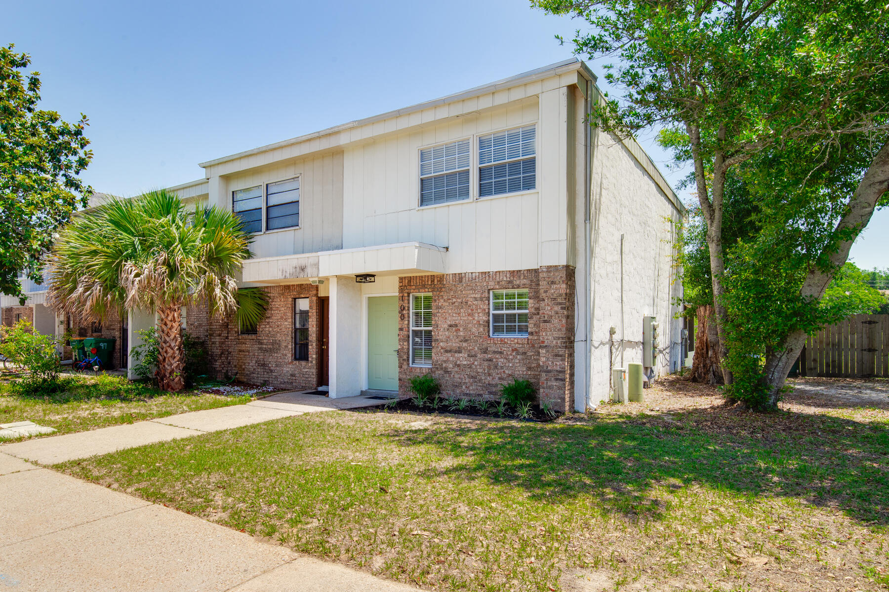 FREE PIZZA AND DRINKS ON MOVE IN DAY! 
Welcome home to easy living! No HOA fees! This remodeled end-unit townhome has tile in the kitchen, great room and baths as well as new carpet in the bedrooms. Upstairs are two bedrooms plus a 6 x 8.5' bonus room that would make a great office or nursery. Screened patio overlooking the backyard and extra storage off of the patio plus extensive storage under interior stairs. Completely rewired 2024, Roof 2024, HVAC 2020, HWH 2024, newer vinyl windows, new light fixtures throughout and paint. Turnkey and ready for new owners!