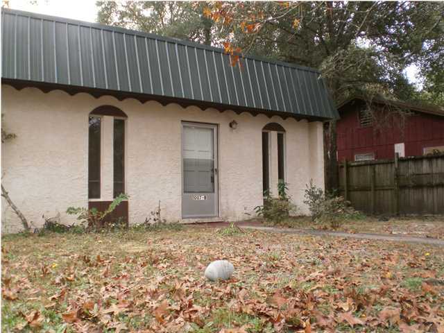 Cute unit located on quiet street. Home has wood paneling throughout, nice size living room, plenty of kitchen cabinet space. Dining/kitchen have sliding glass doors that open up to chain link fenced back yard. Sorry no pets. Available December 17.