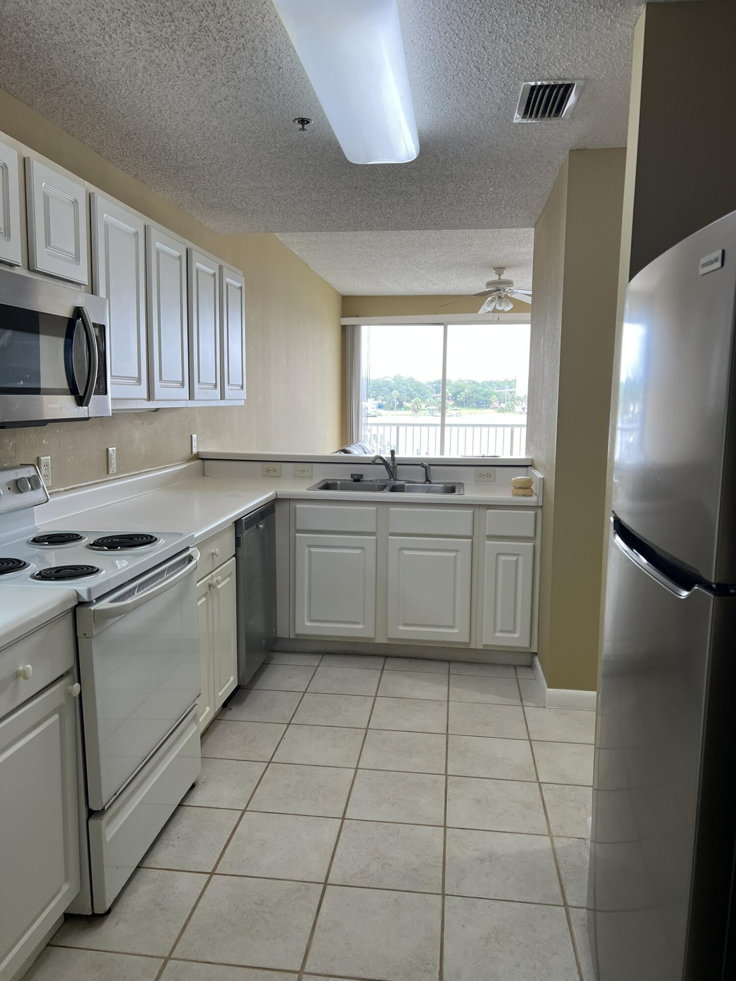 PALM COURT YACHT CLUB - Residential