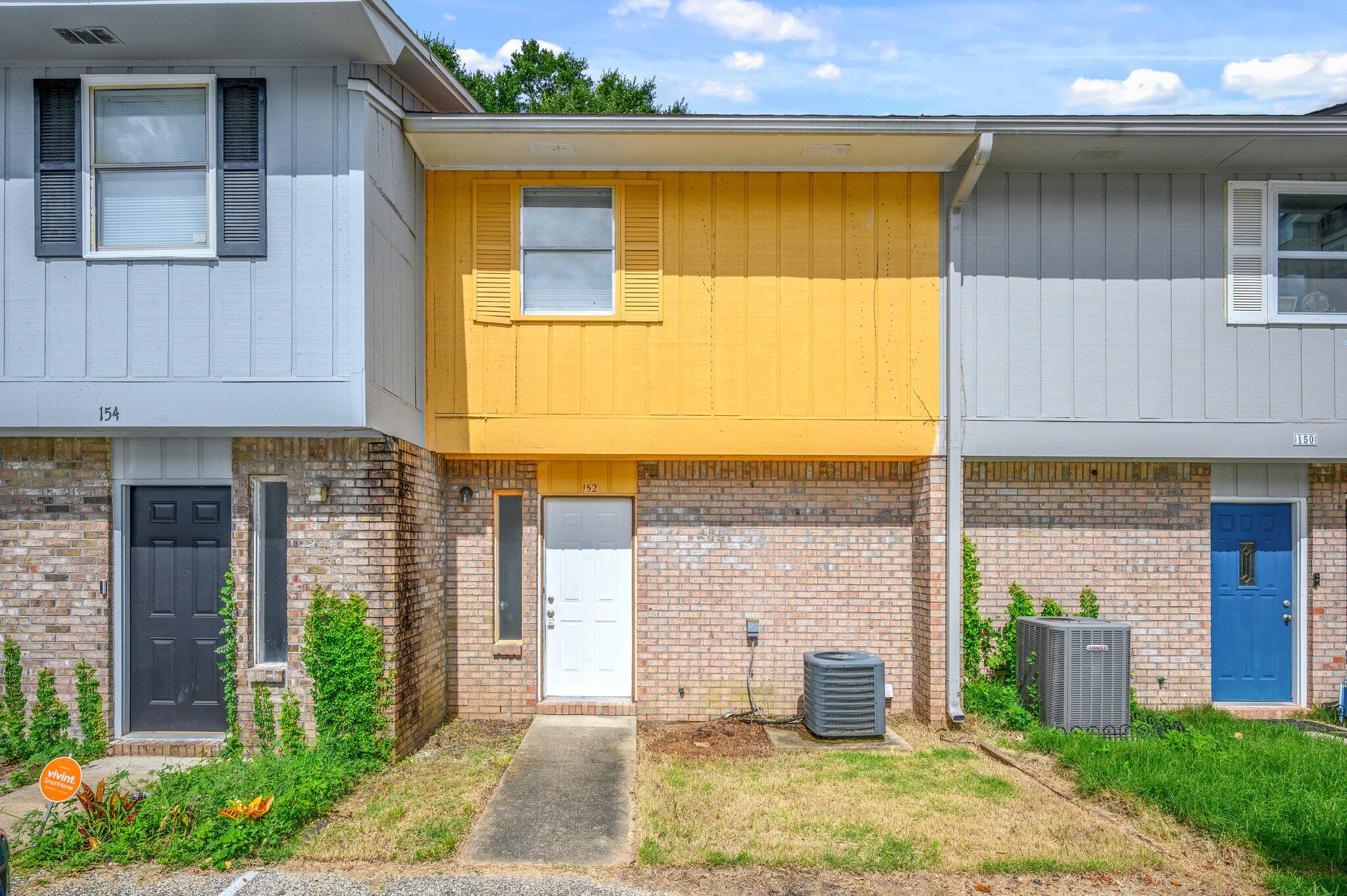 AVAILABLE... December 15, 2025. 2bd/1.2bth townhome with parking & access from the front, on Scottwood Dr, & in the back, on Chicago Ave! Townhome has tile throughout & is close to Publix & Brooks Bridge for easy access to Okaloosa Island. Primary bedroom has a balcony that overlooks yard, as well as a larger walk-in closet! Kitchen has a breakfast bar that separates the kitchen from the living area! There is a non-climate controlled storage room on the back patio.

NO smoking. 600 minimum FICO credit score required in addition to meeting rental criteria. Pets allowed upon approval with a non-refundable pet fee and with a Petscreening.com report.  All applicants are required to complete an application on https://onefamilypropertyservices.petscreening.com/ regardless of if they own a pet or not.  Applicants with an ESA are also required to complete the application.
**Please note, only one pet profile per pet is required.

** Fees Required once an application is approved include, but may not be limited to: Security Deposit, Non-Refundable Fees (cleaning and rekey), $20 Certified Mail Fee, and Pet Fees (when applicable).