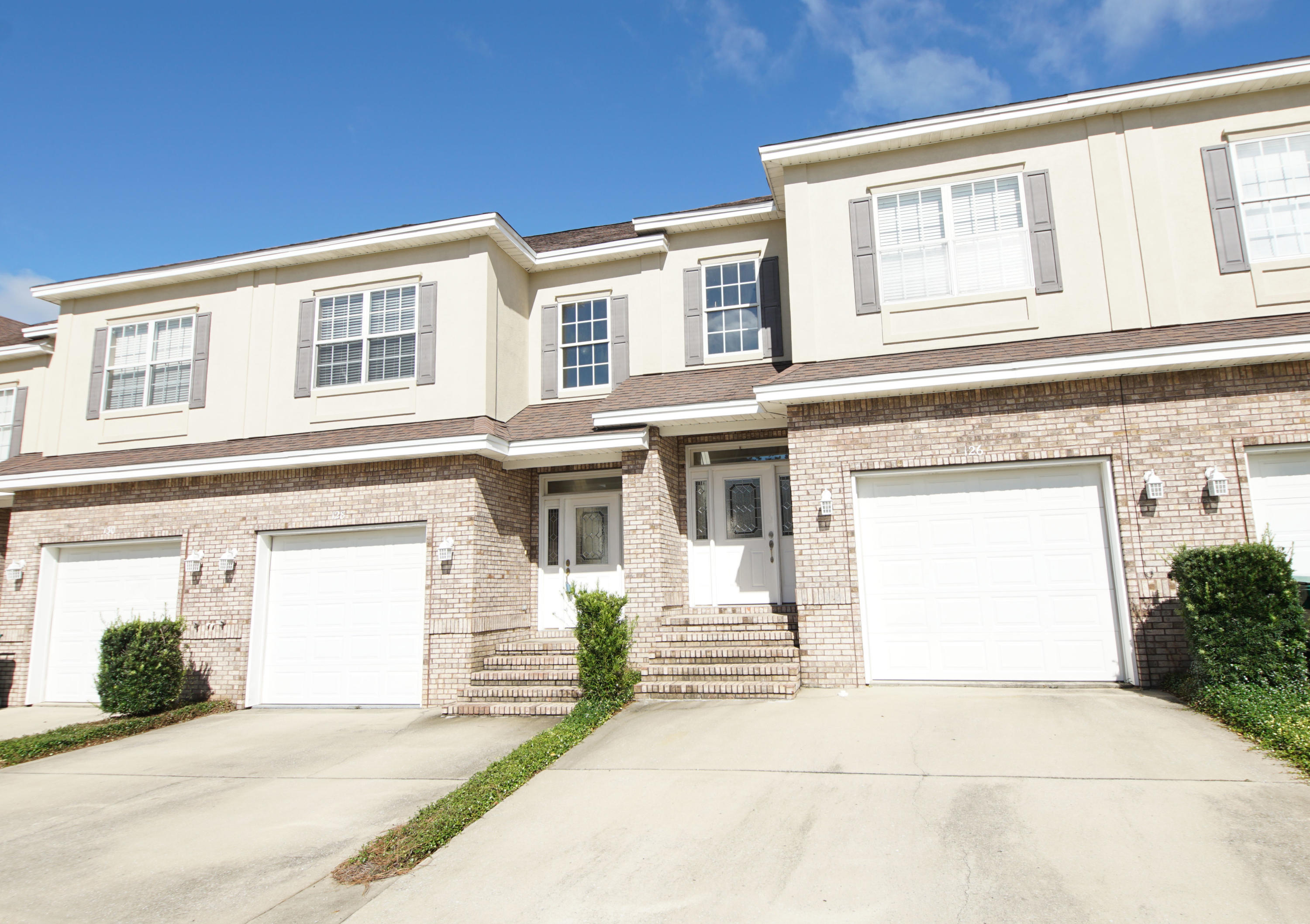 This maintenance free and well insulated townhouse is going to make your life a whole lot easier. In a close community surrounded by nature with a communal gazebo and to enjoy a yard you never have to cut! It is a 3 minute drive/10 minute walk to the incredible Turkey Creek facilities with a large pavilion perfect for birthday parties and a beautiful long boardwalk winding over the large creek with informative nature and wildlife markers and swimming decks. The home itself is the perfect blend of functional and spacious. You enter into a tiled foyer leading into the open living and kitchen area. Open floor plan highlighted with high ceilings, electric fire place giving you the luxury you desire.