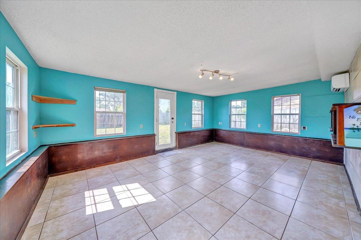 MARY ESTHER MANOR - Residential
