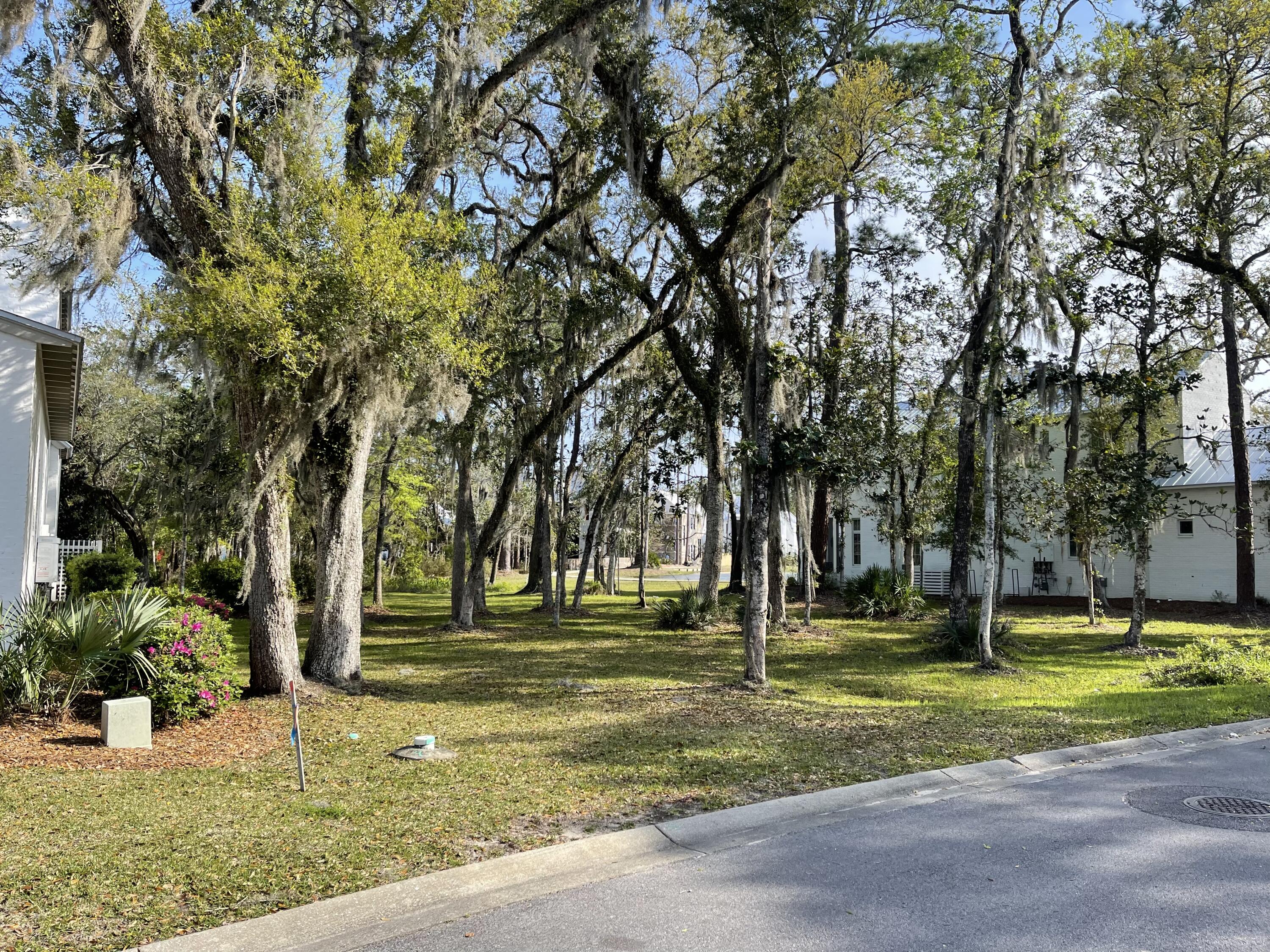 CHURCHILL OAKS - Land