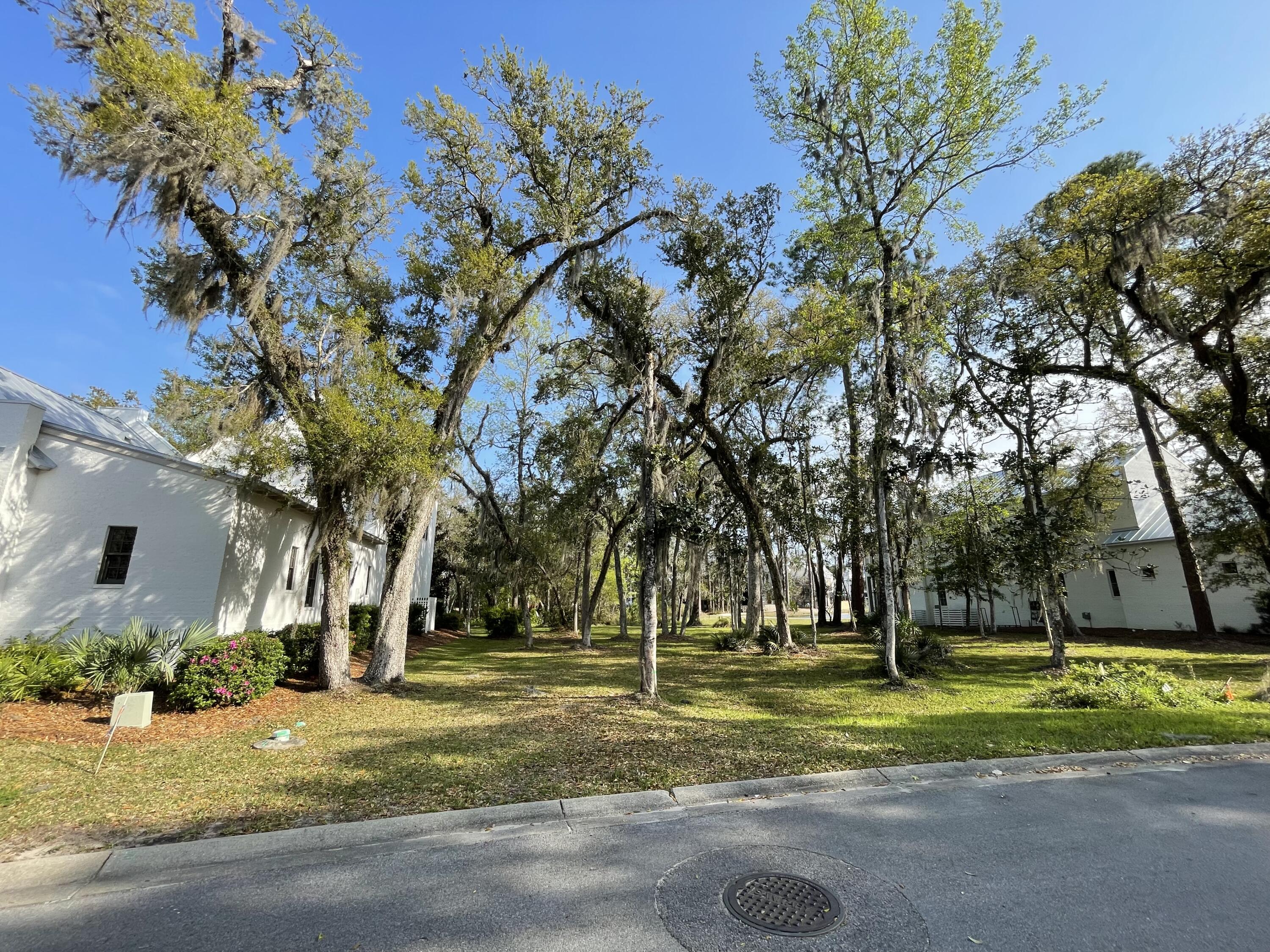 CHURCHILL OAKS - Land