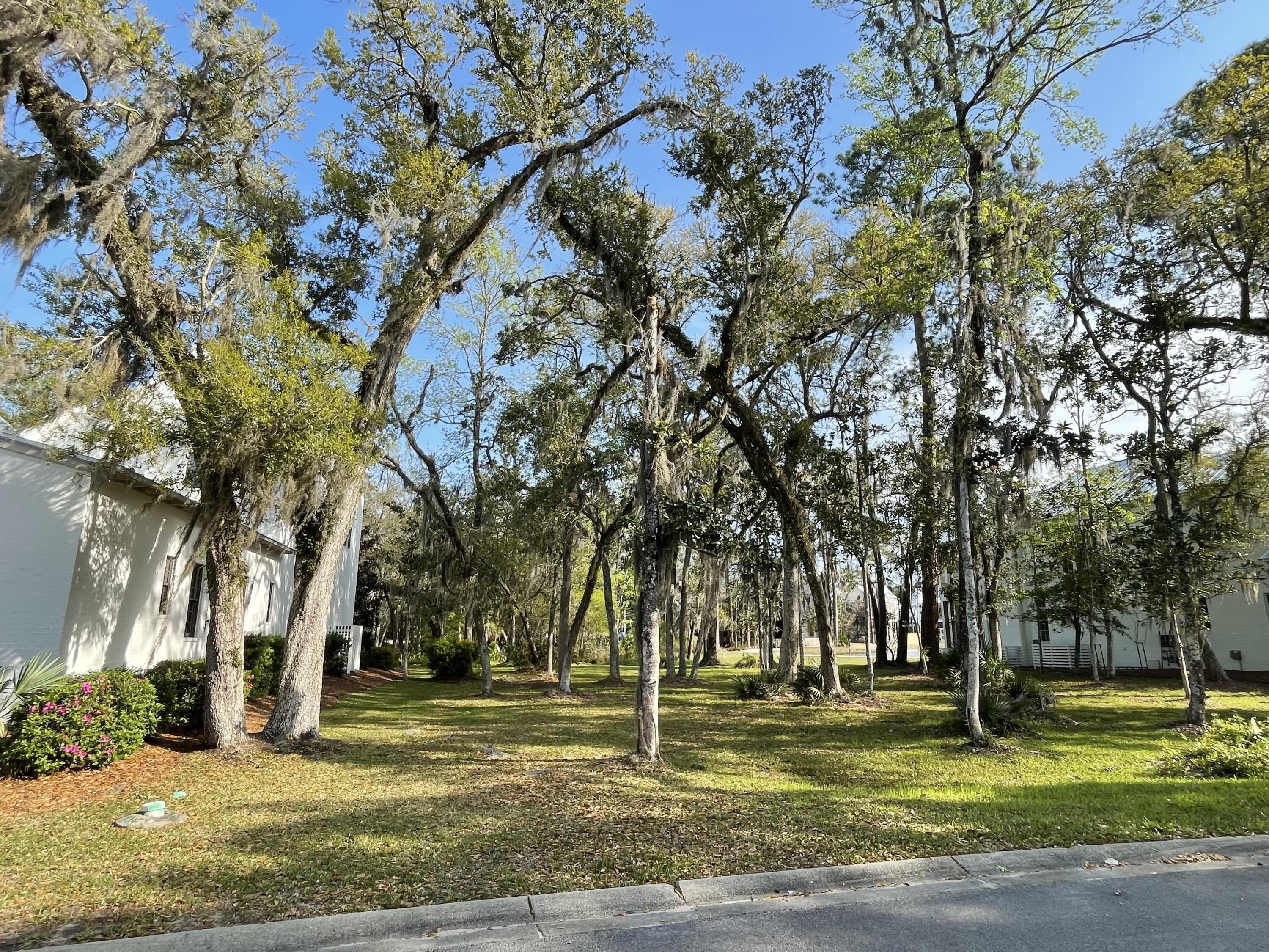 CHURCHILL OAKS - Land