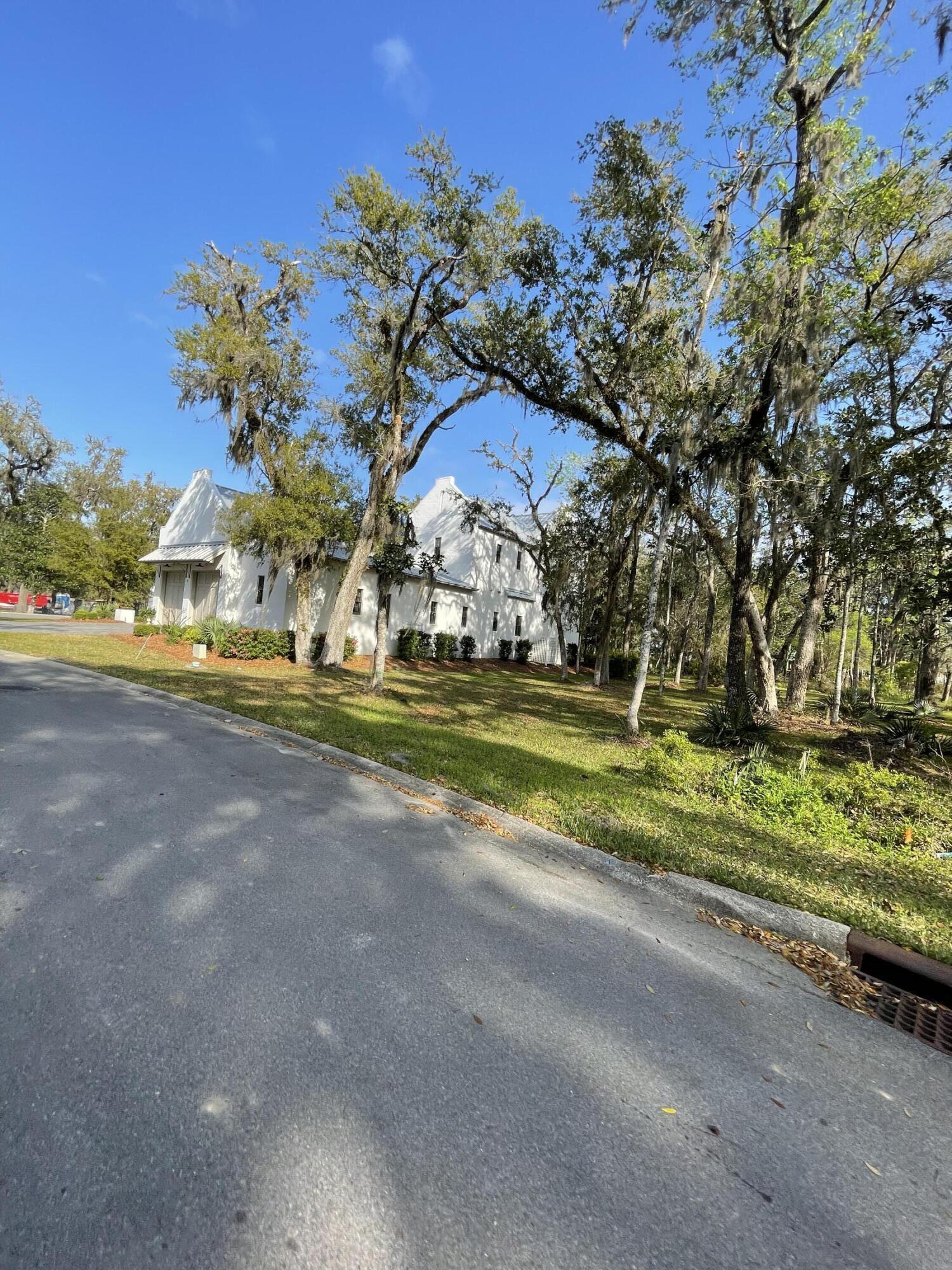 CHURCHILL OAKS - Land