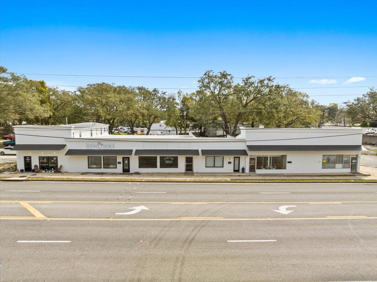 Prime location with high visibility located on Partin Dr. N, near Niceville High School!
The building on Partin Dr. consists of 9,123 SF of retail, restaurant, and office space.

Unit 123 offers 1,200 sq ft of ''white shell'' space and is ready to be transformed into the perfect retail or professional office space.

Landlord/Owner willing to negotiate additional interior improvements and add the cost into the lease for reimbursement over lease term.

Tenant to verify all data.
For more information or to schedule, please call Sound Choice Real Estate at (850) 389-8533.