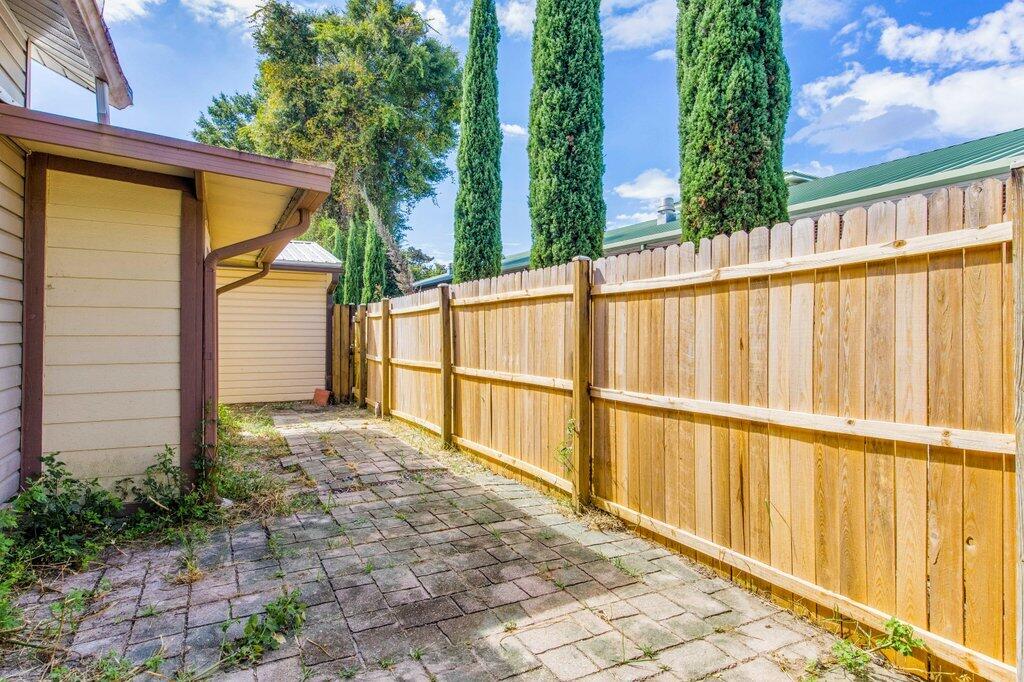 DONLABROOK GARDYNS - Residential Lease