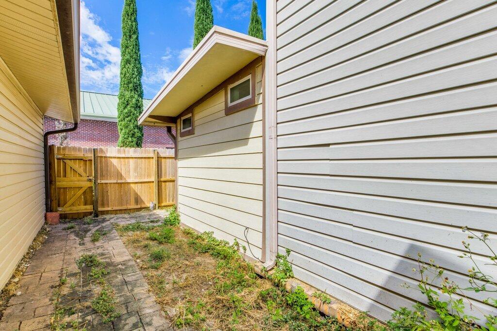 DONLABROOK GARDYNS - Residential Lease