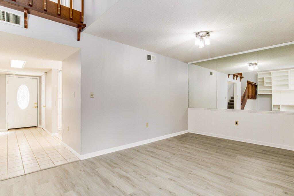 DONLABROOK GARDYNS - Residential Lease