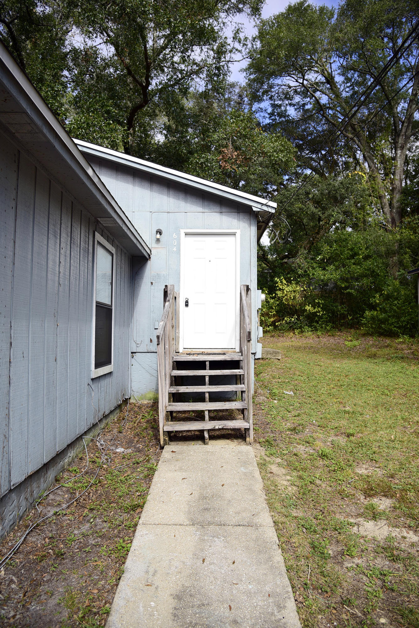 This 2 bedroom 1 bath unit is located in the heart of Niceville. New carpet & plank vinyl flooring, new stove and fresh new interior paint, Convenient location to Northwest FL State College and Eglin AFB. Sorry NO pets and NO smoking. Anyone 18 years old or older need to complete separate applications. Tenants required to carry renter's liability insurance while occupying the unit.