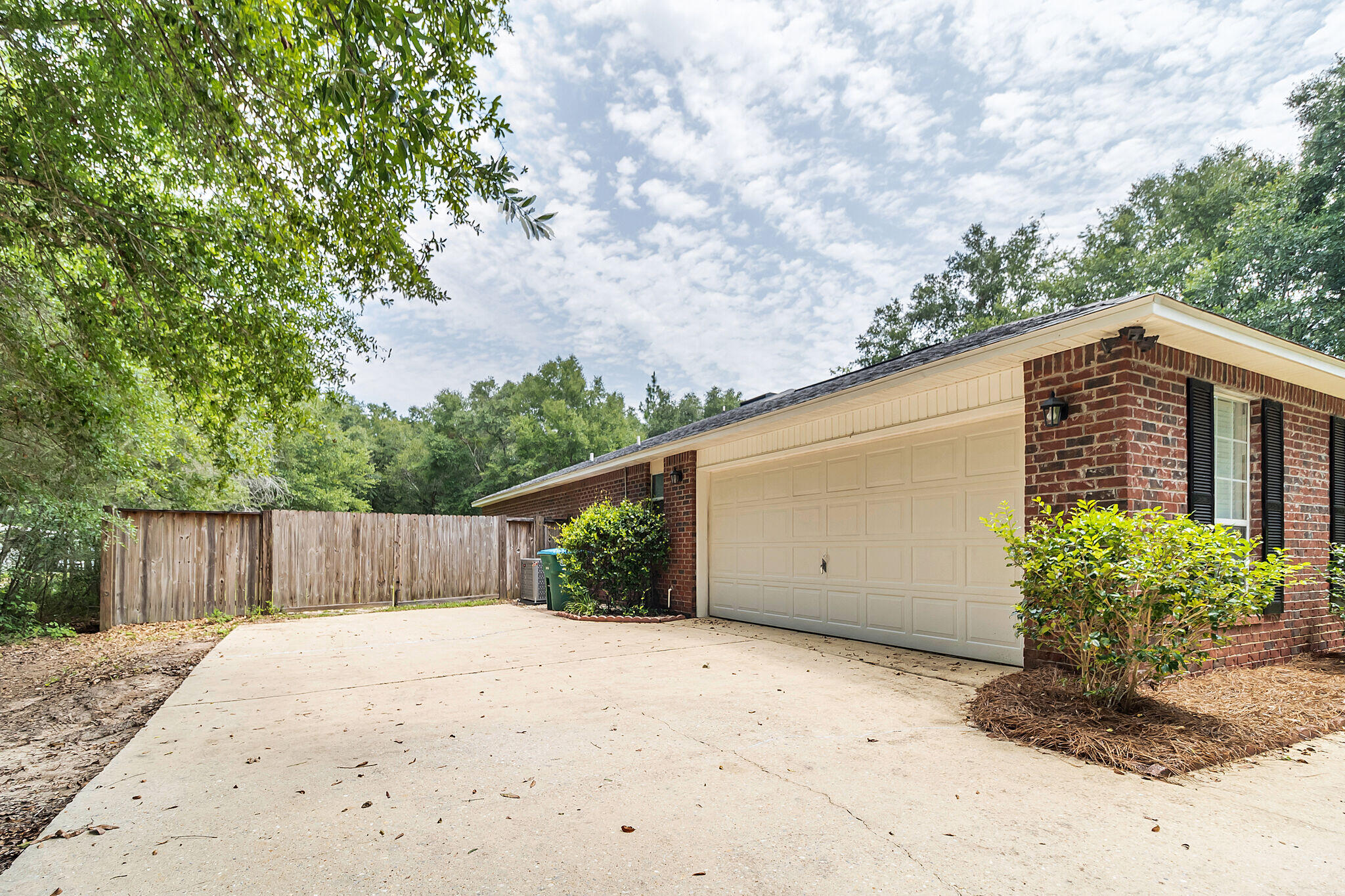 COUNTRYWOOD EST - Residential Lease