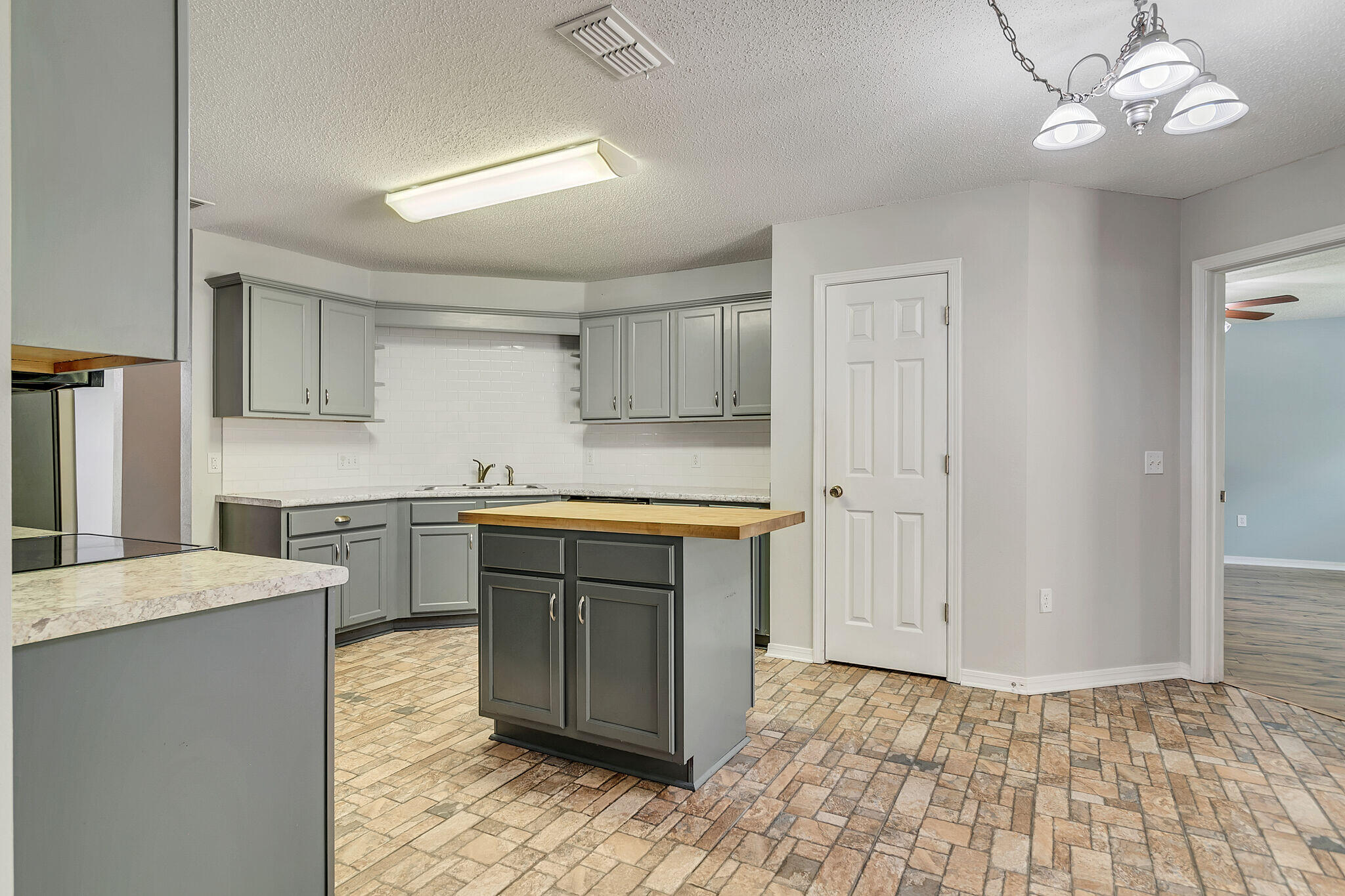 COUNTRYWOOD EST - Residential Lease